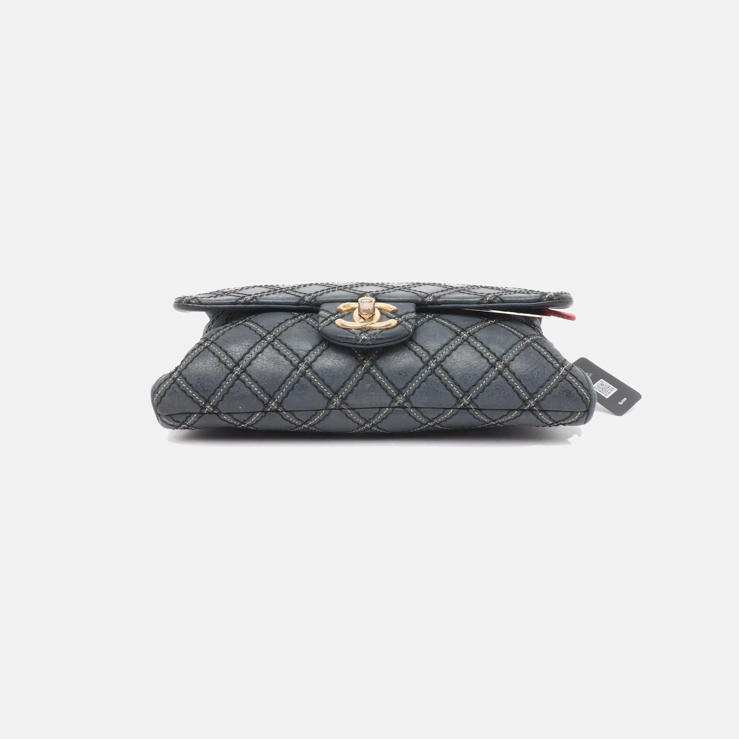 Chanel Classic Flap 2014 Bolso Crossbody mediano de tela azul marino acolchado con diamantes 3