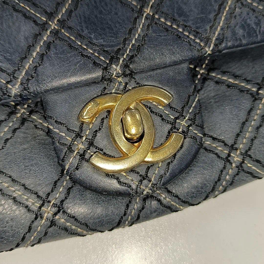 Chanel Classic Flap 2014 Bolso Crossbody mediano de tela azul marino acolchado con diamantes 4