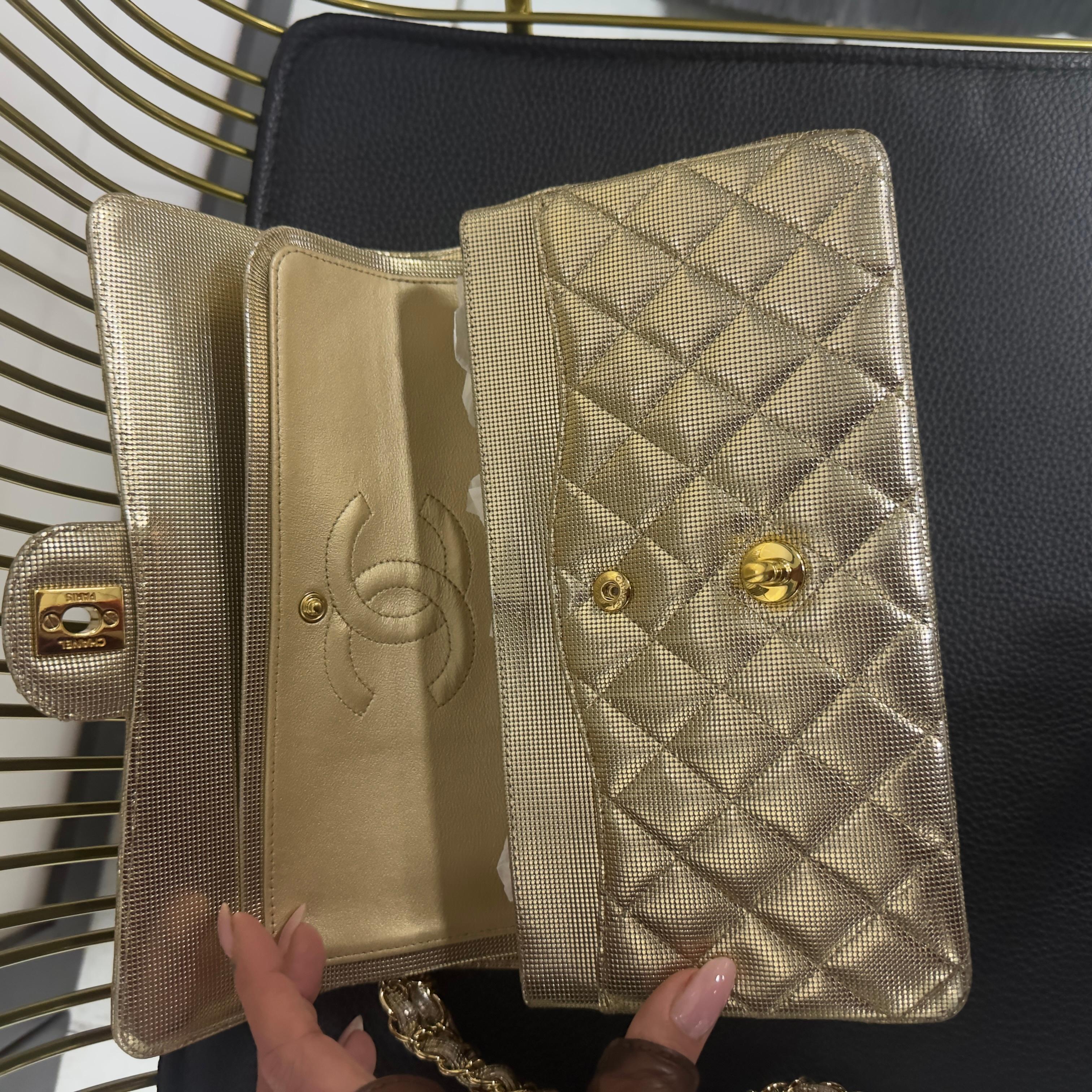 Chanel Classic Flap 25 cm - Caviar Oro Metálico - Serie 21 en venta 5