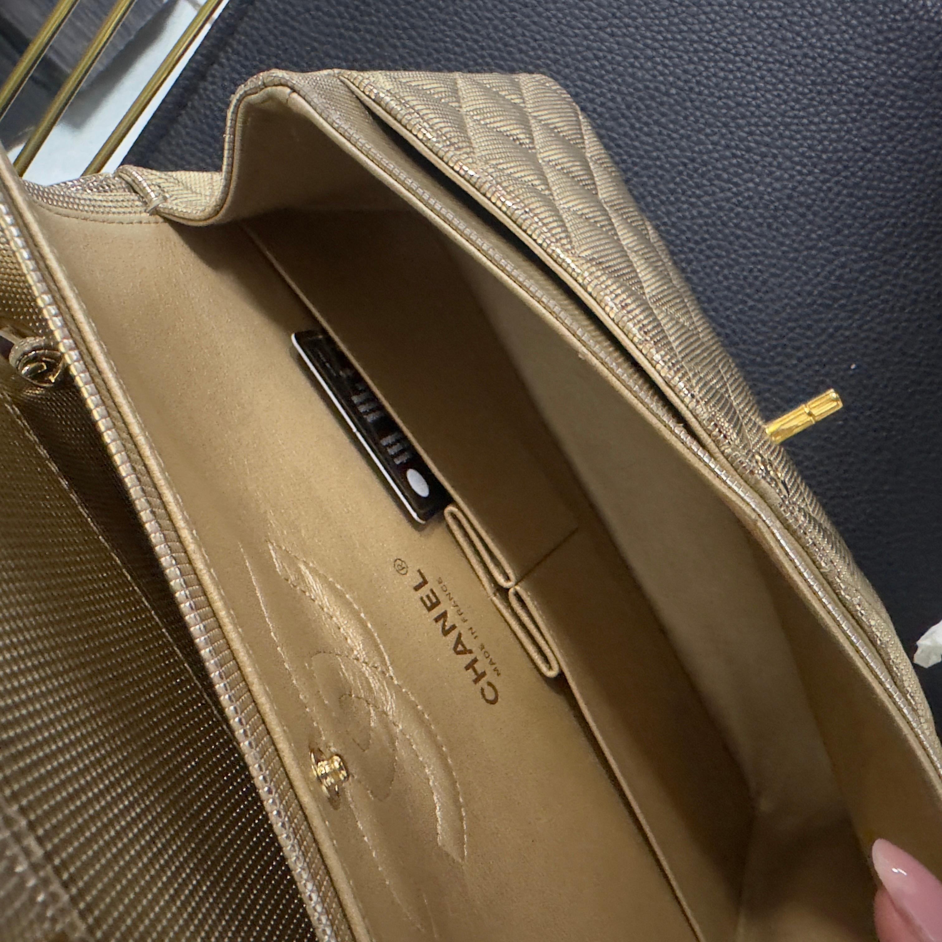 Chanel Classic Flap 25 cm - Caviar Oro Metálico - Serie 21 en venta 6