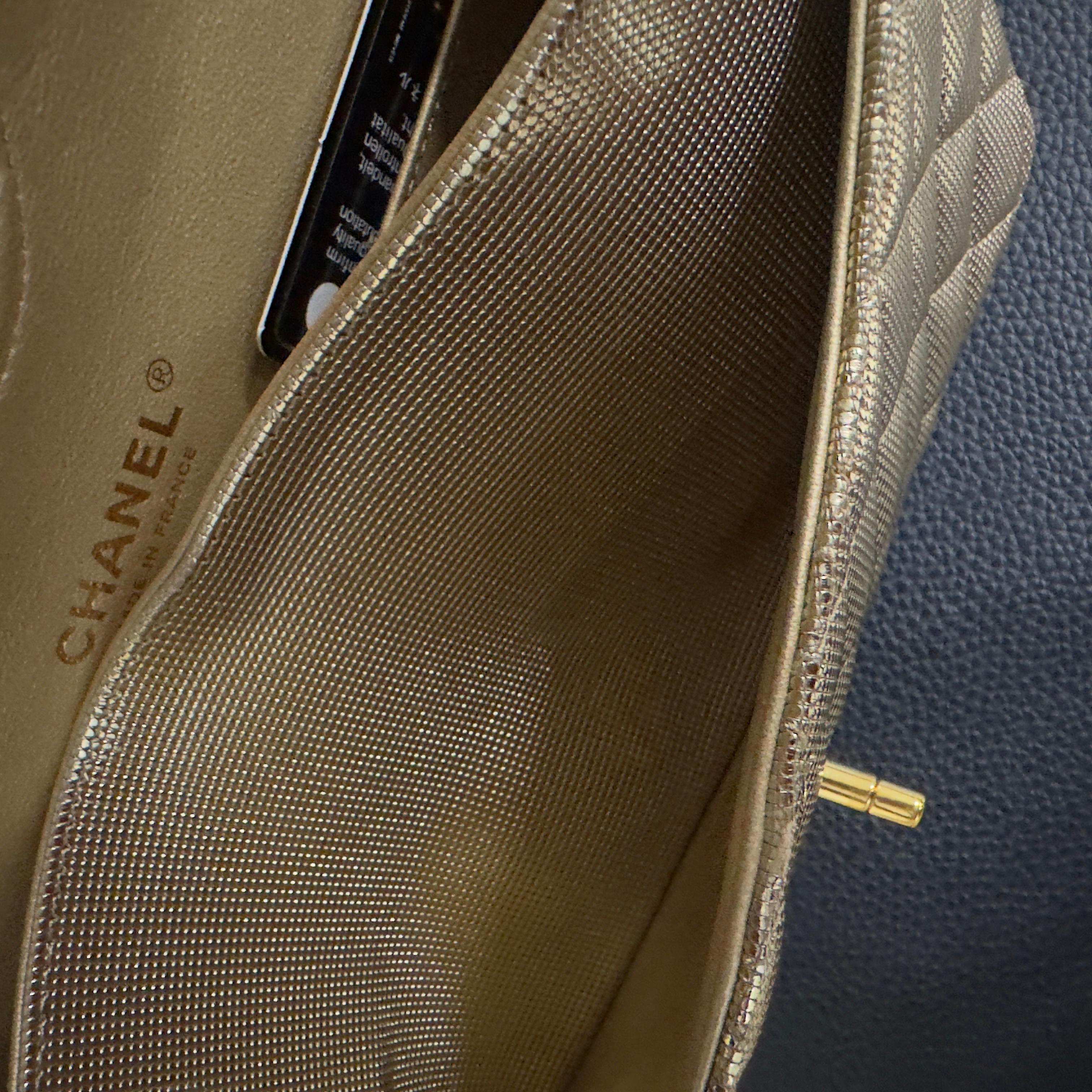 Chanel Classic Flap 25 cm - Caviar Oro Metálico - Serie 21 en venta 7