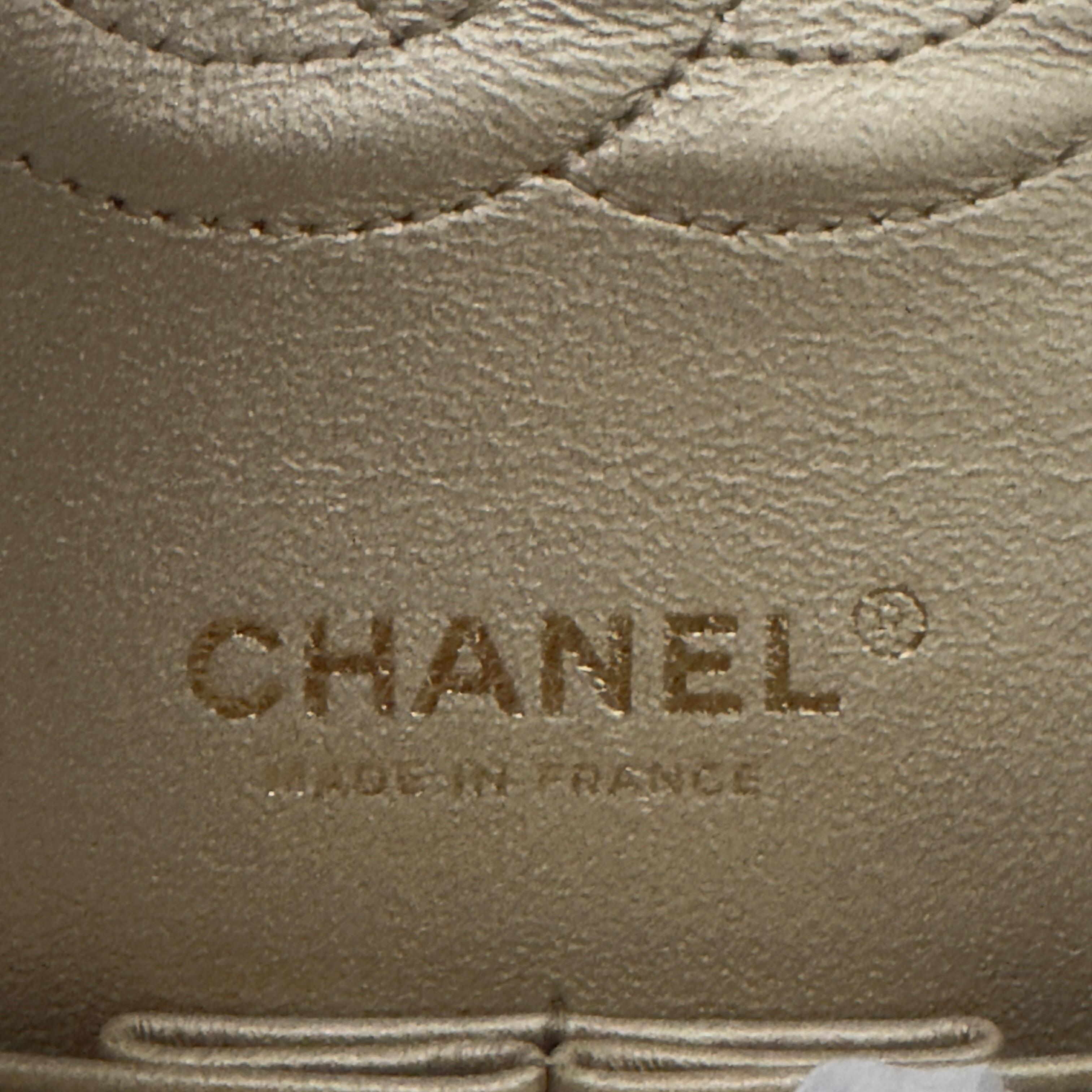 Chanel Classic Flap 25 cm - Caviar Oro Metálico - Serie 21 en venta 9