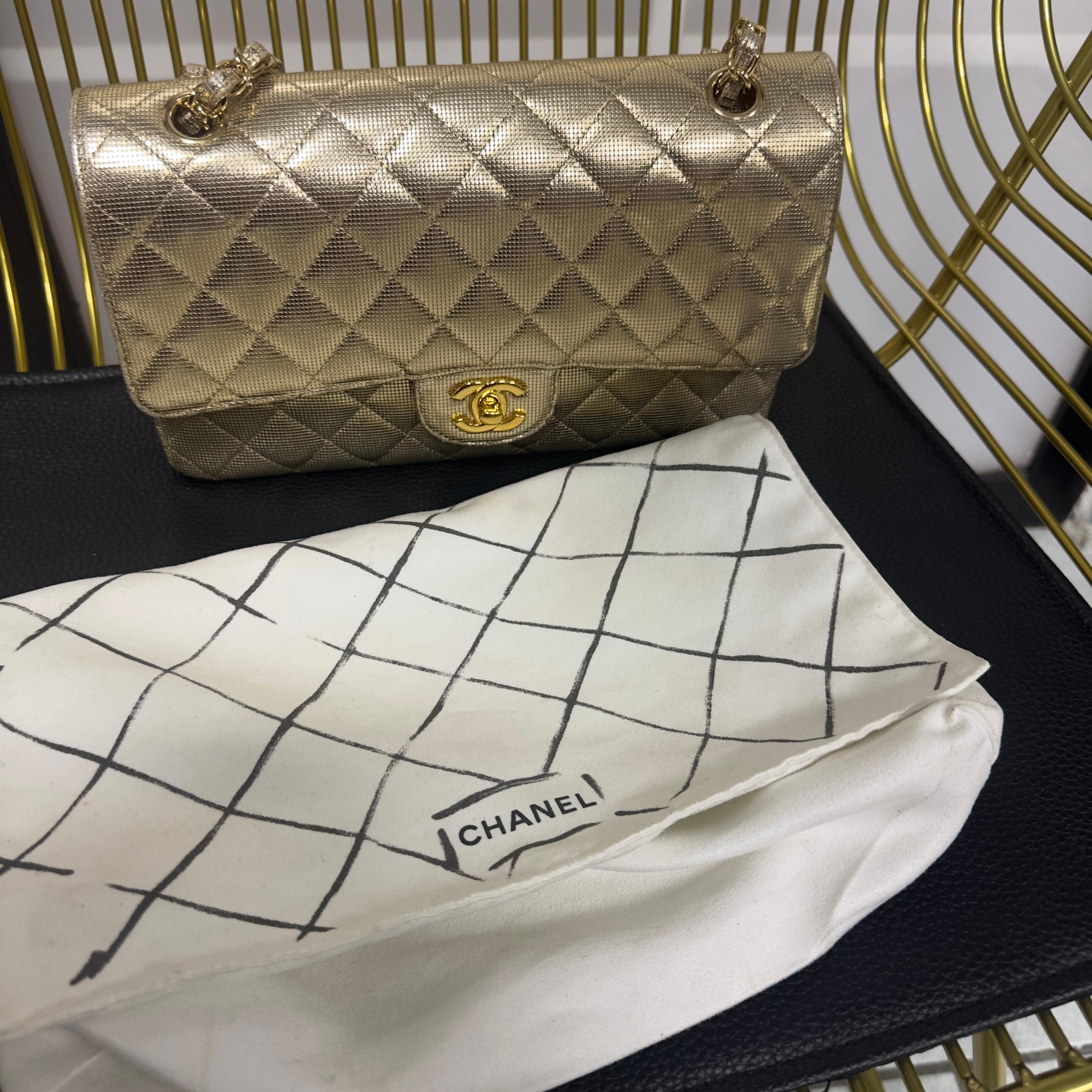 Chanel Classic Flap 25 cm - Caviar Oro Metálico - Serie 21 en venta 12