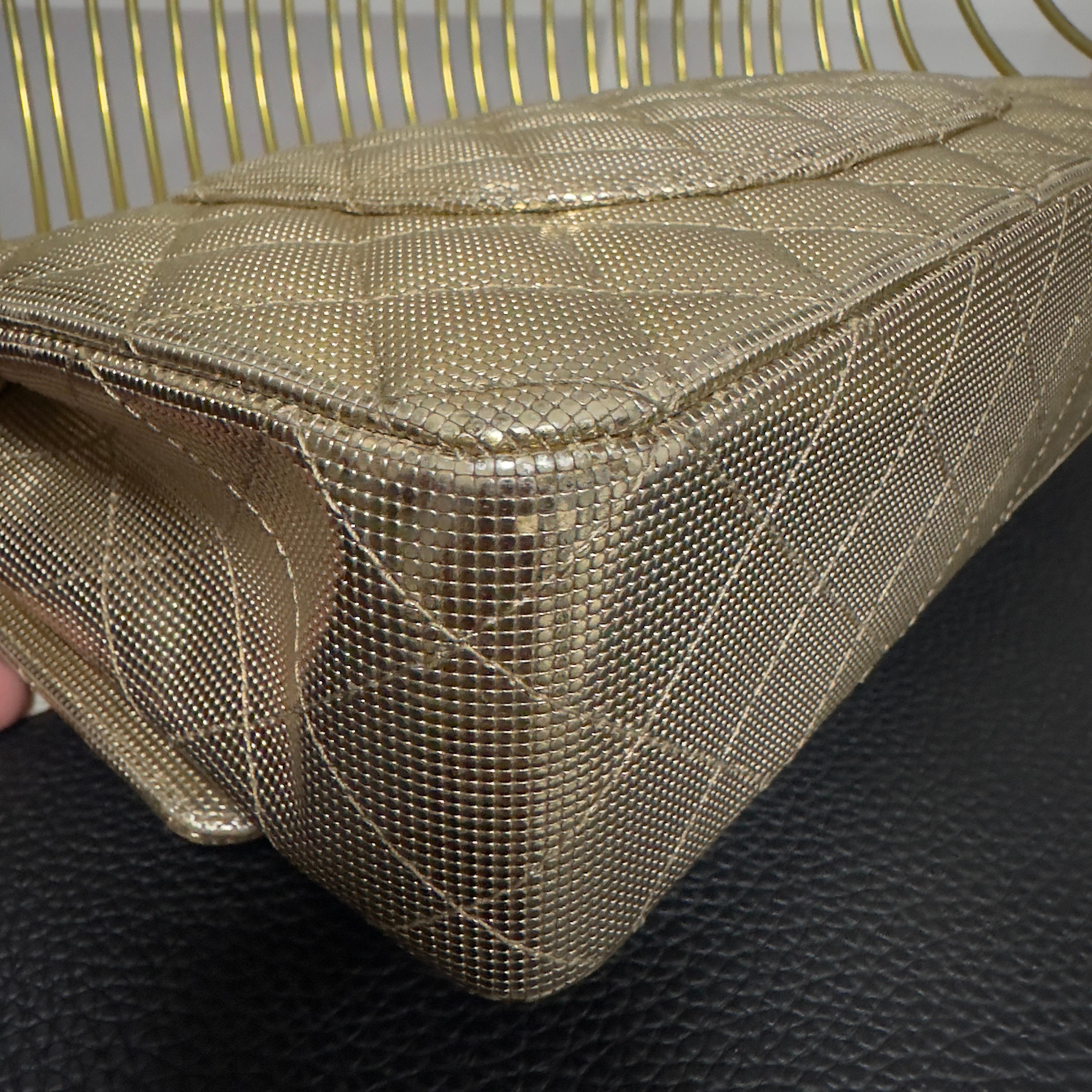 Femenino o masculino Chanel Classic Flap 25 cm - Caviar Oro Metálico - Serie 21 en venta