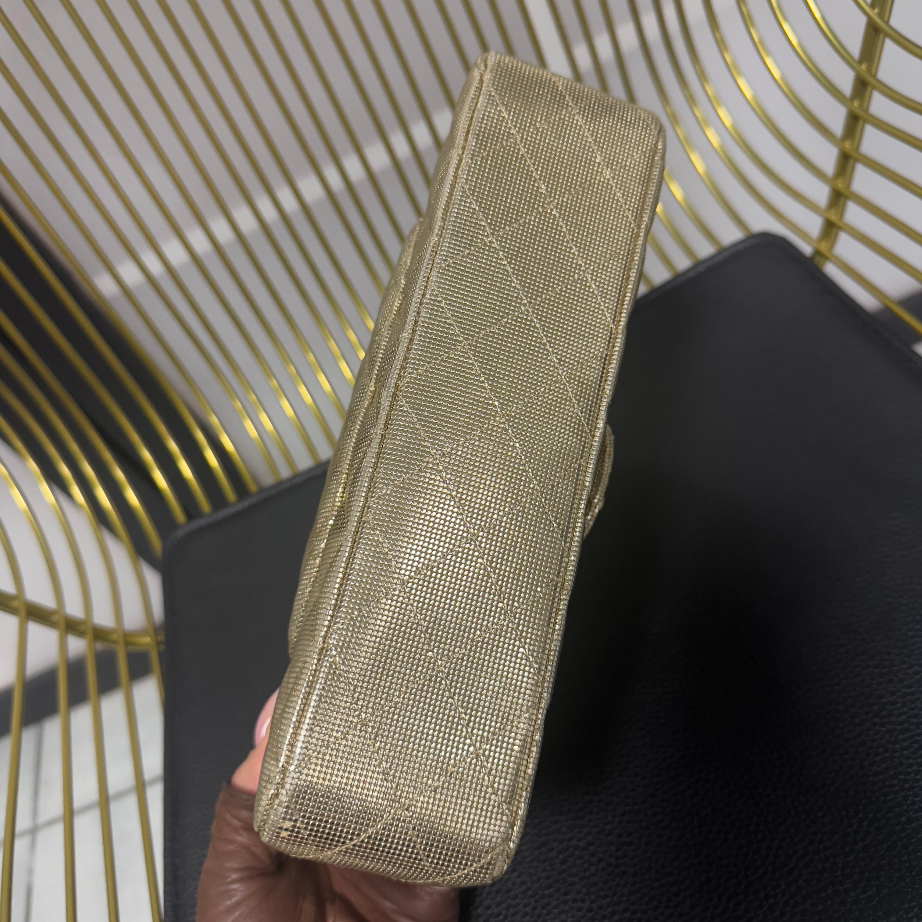 Chanel Classic Flap 25 cm - Caviar Oro Metálico - Serie 21 en venta 2