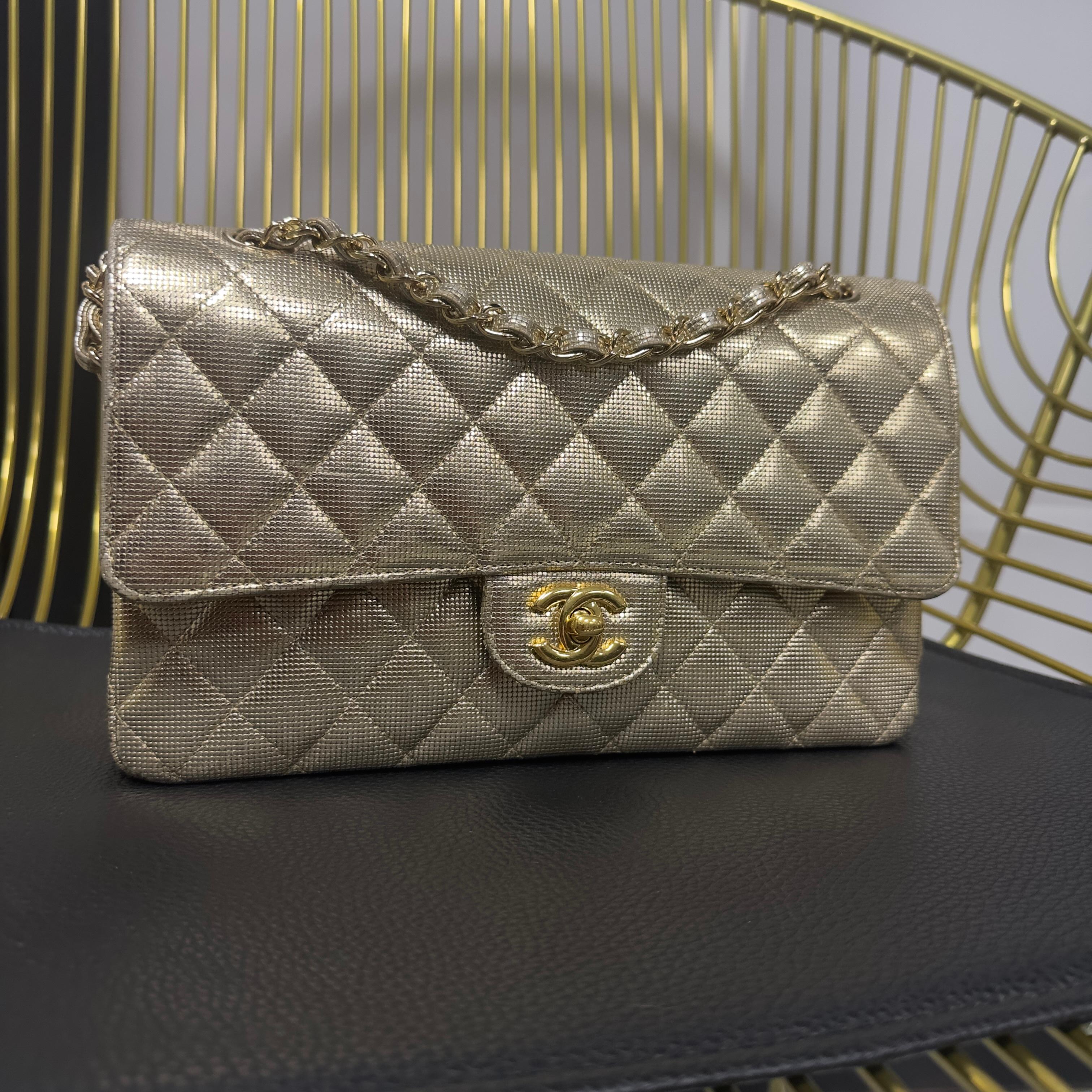 Chanel Classic Flap 25 cm - Caviar Oro Metálico - Serie 21 en venta 3