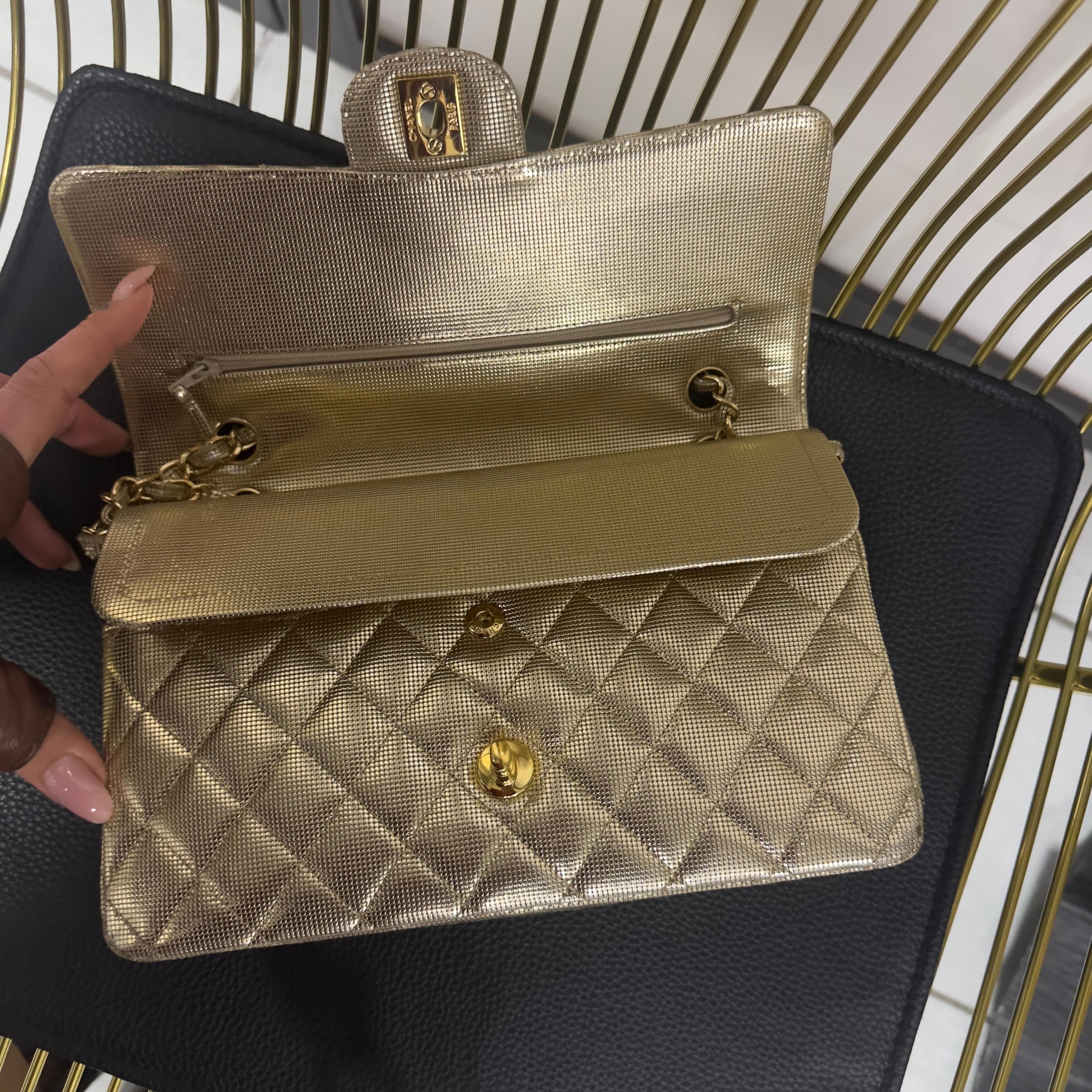 Chanel Classic Flap 25 cm - Caviar Oro Metálico - Serie 21 en venta 4
