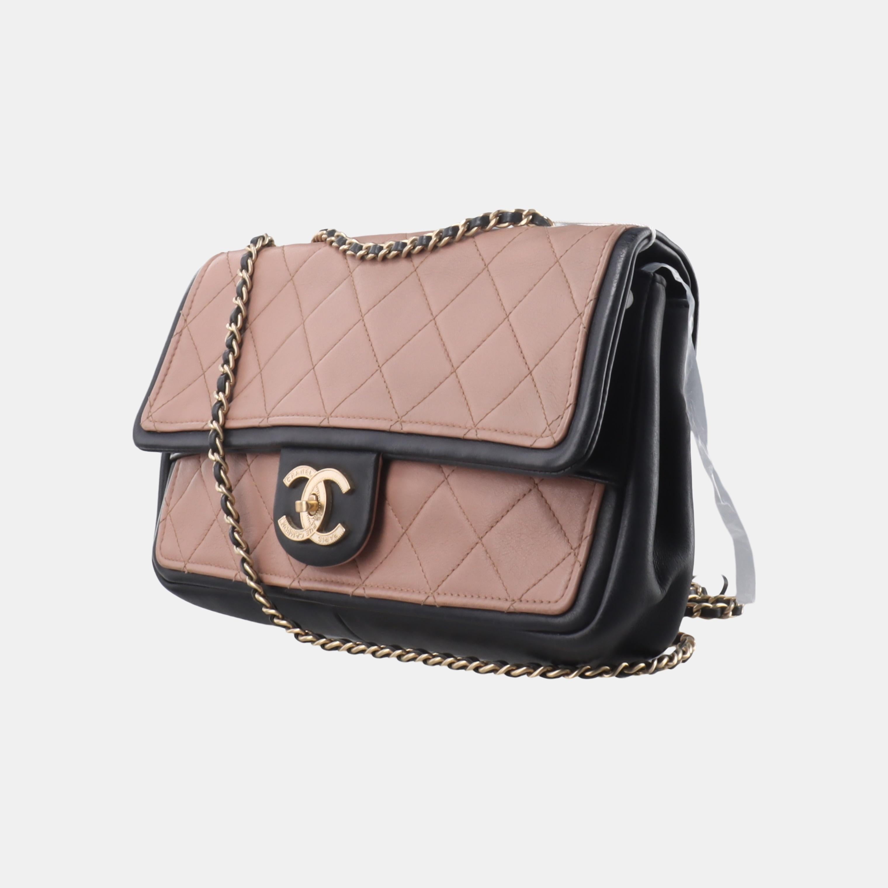 Chanel Classic Flap Bag Calfskin Leather 2014 Medium Nude Pink with Black Trim In Good Condition For Sale In AUBERVILLIERS, FR