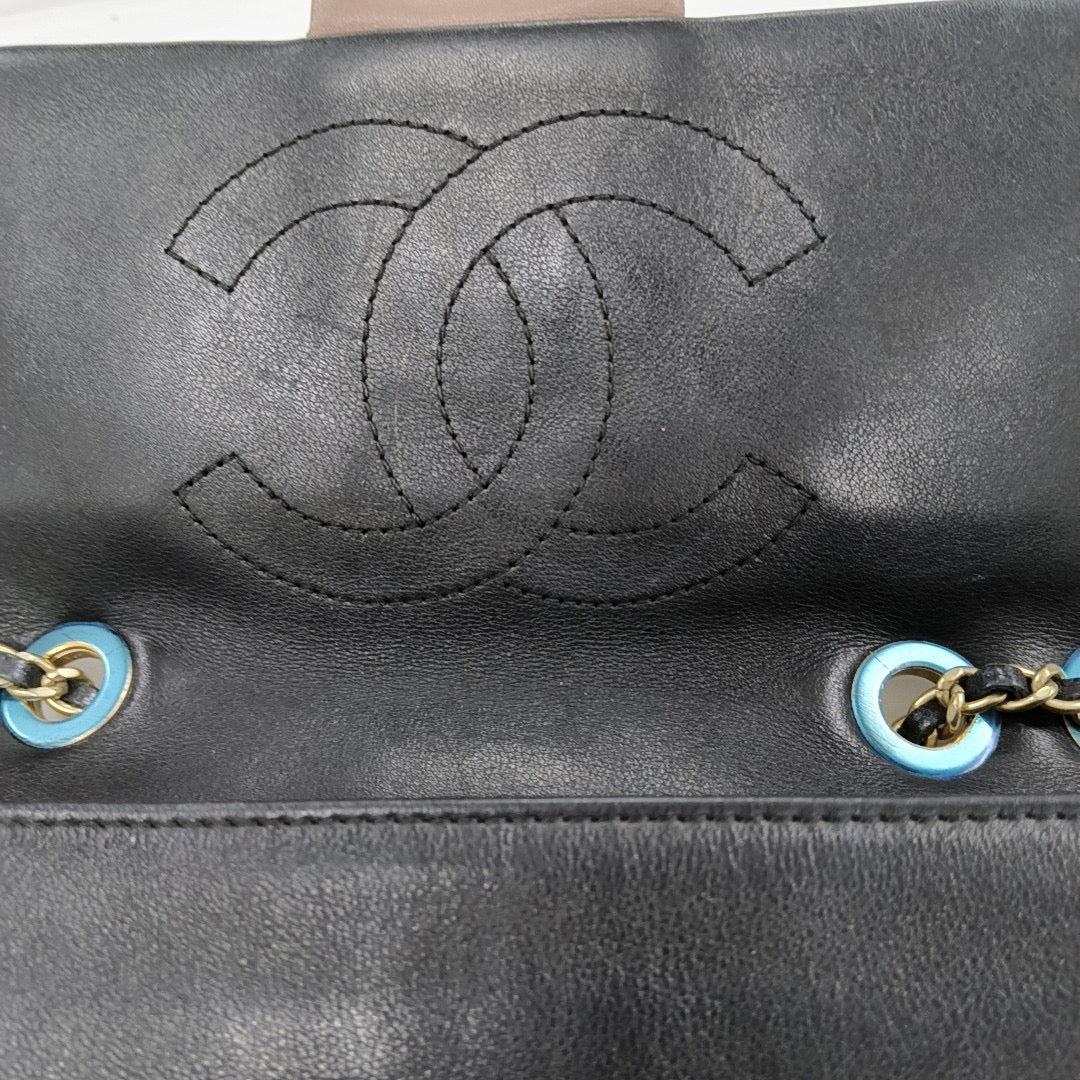Chanel Classic Flap Bag Calfskin Leather 2014 Medium Nude Pink with Black Trim For Sale 2
