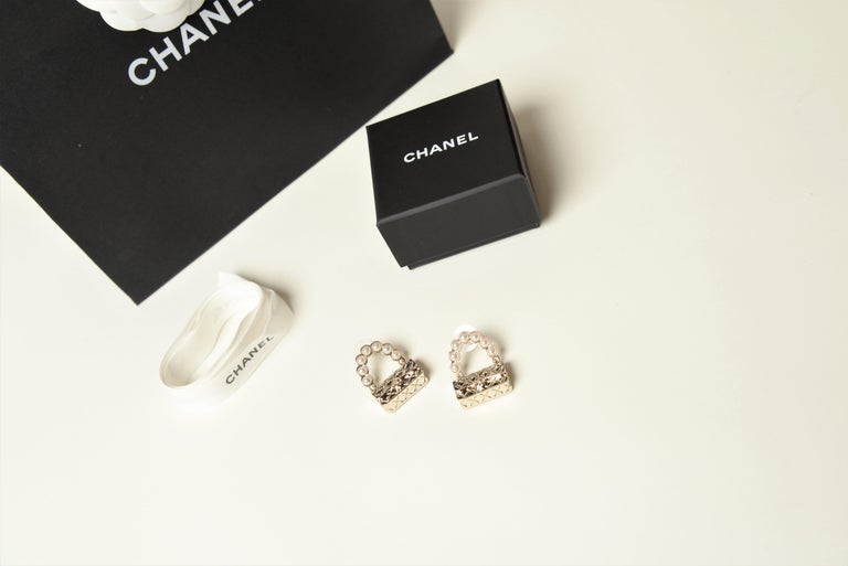 Chanel Classic Flap Bag Earrings Champagne Metal and Glass Pearls For Sale  at 1stDibs