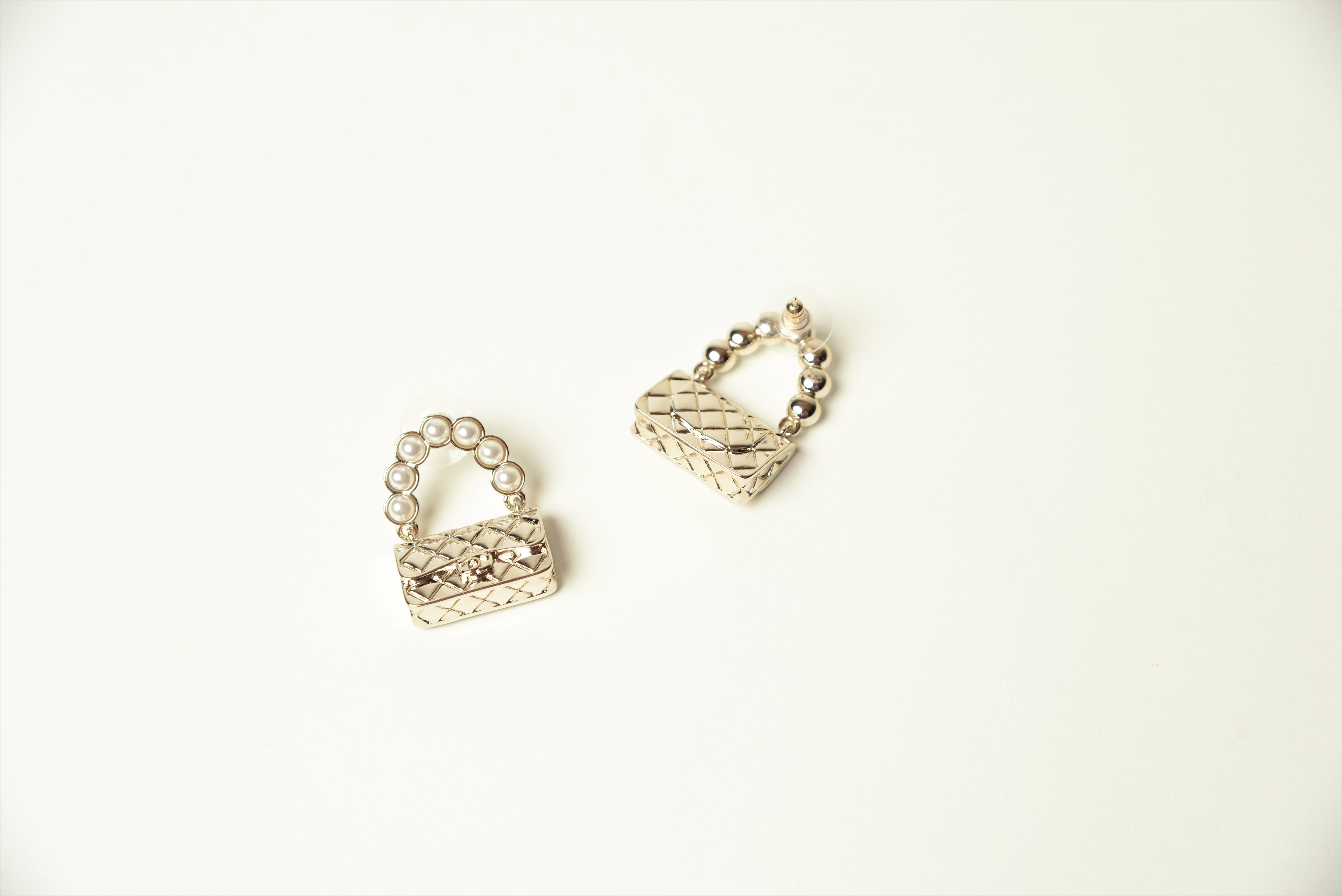 Chanel Classic Flap Bag Earrings Champagne Metal and Glass Pearls In Good Condition In Roosendaal, NL