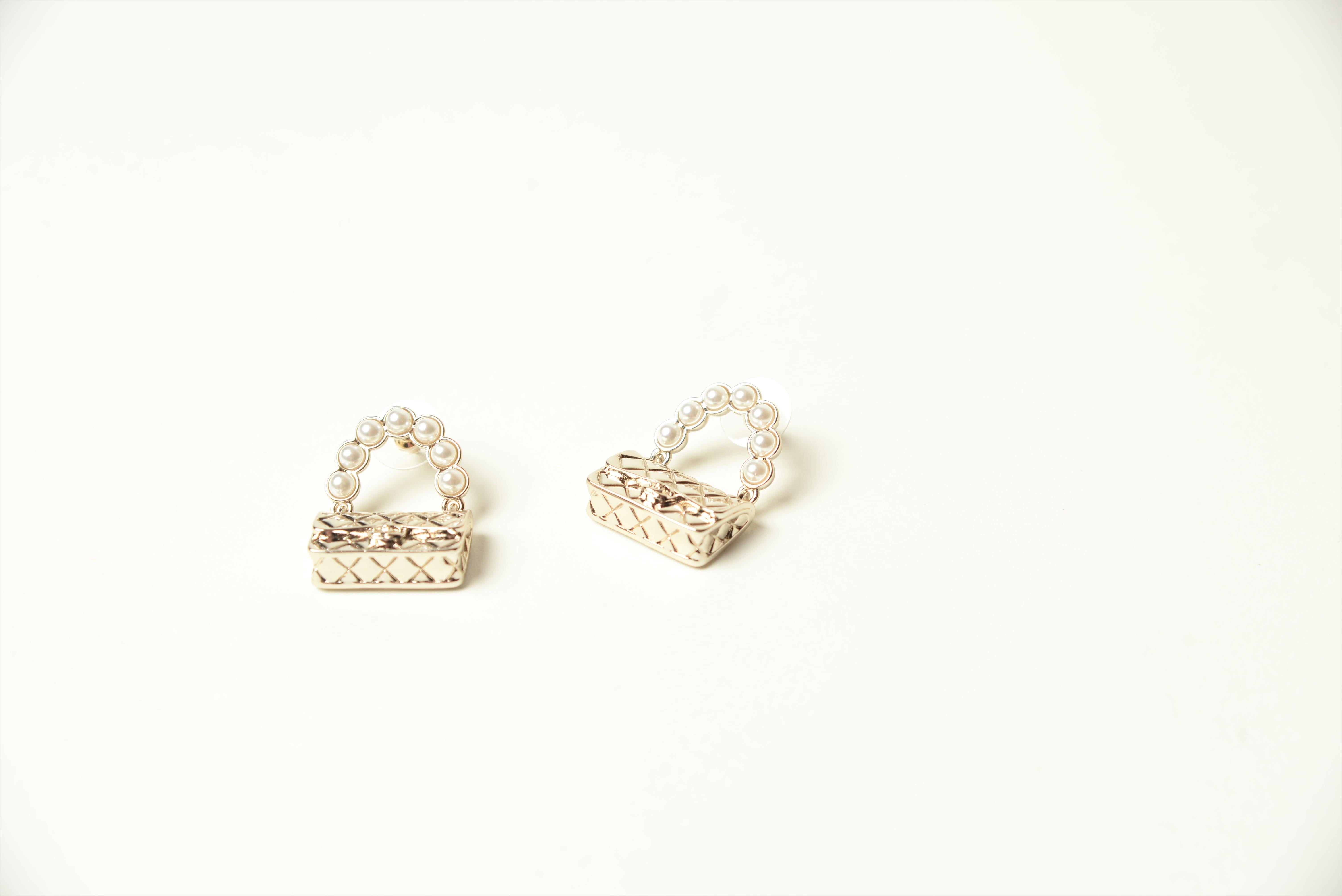 Women's or Men's Chanel Classic Flap Bag Earrings Champagne Metal and Glass Pearls