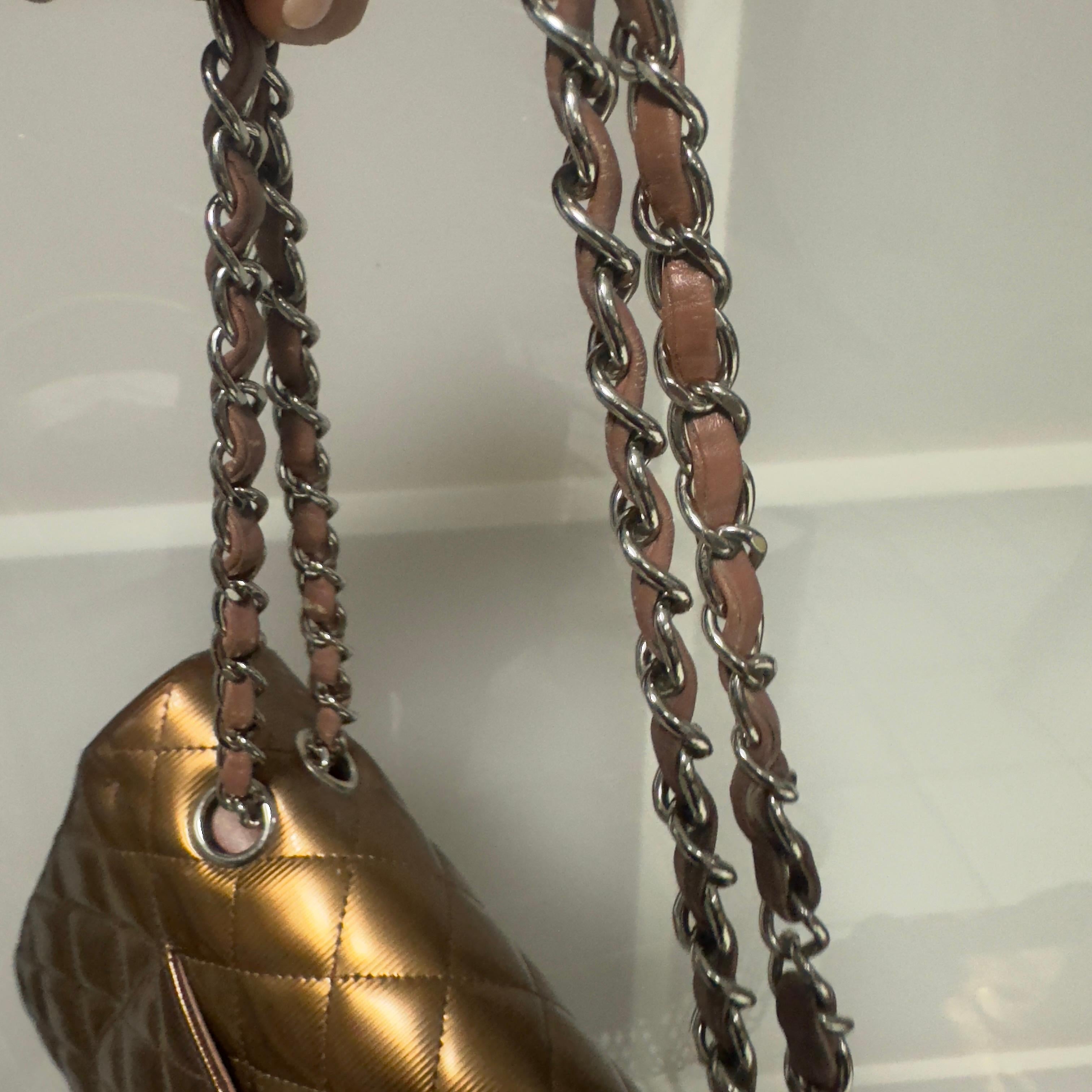 Sac à rabat classique Chanel en bronze métallique  - Collection 2012/2013 en vente 10