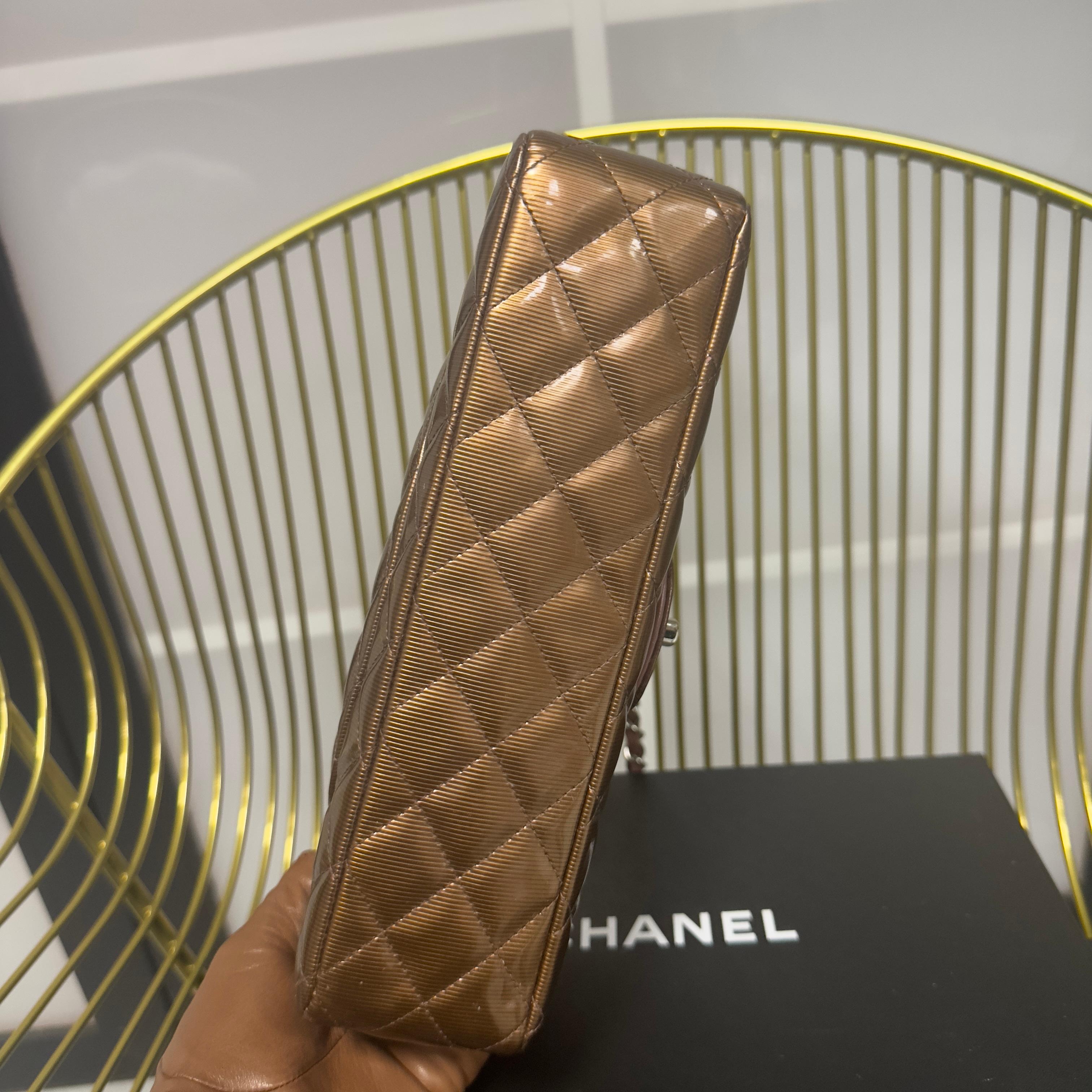 Sac à rabat classique Chanel en bronze métallique  - Collection 2012/2013 Unisexe en vente