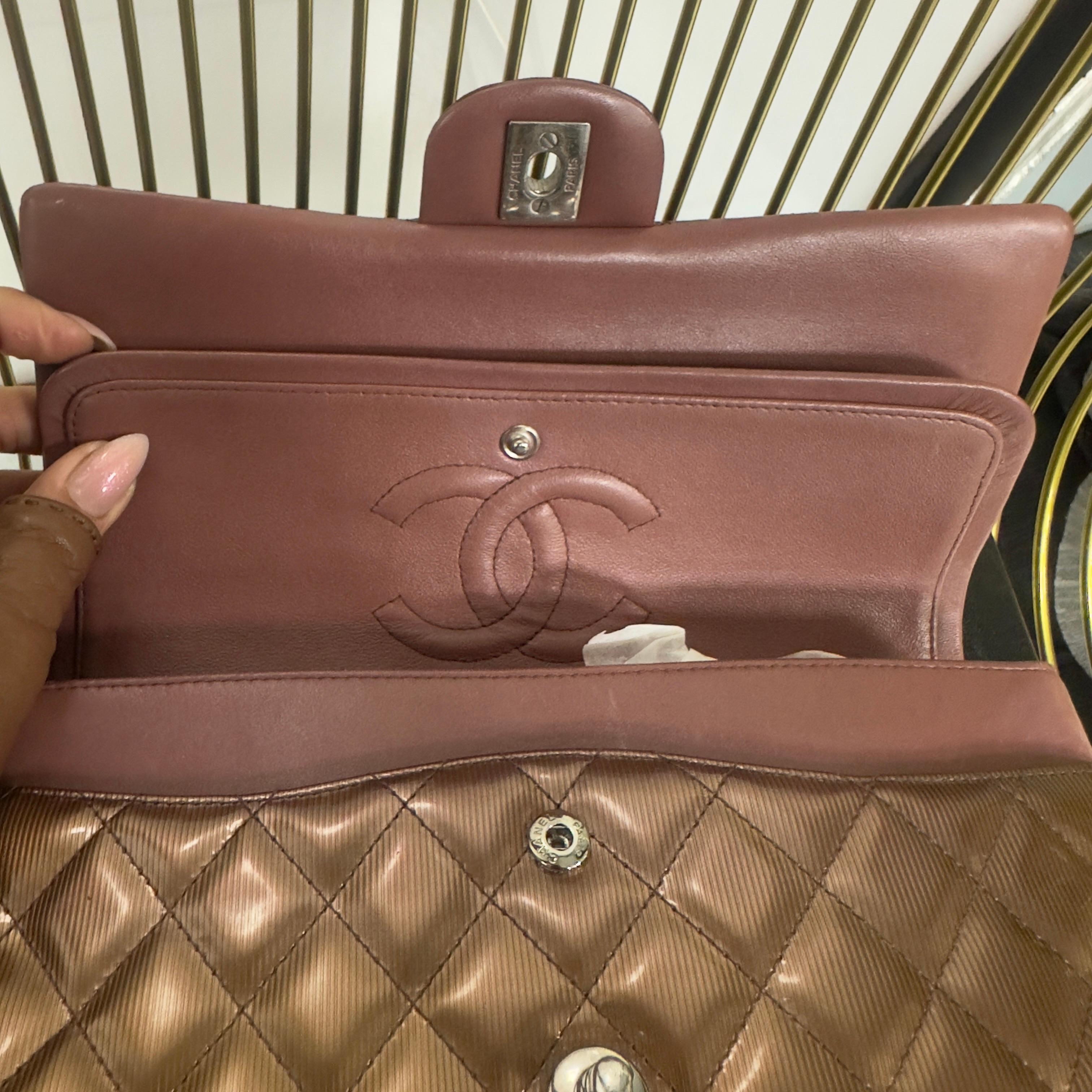 Sac à rabat classique Chanel en bronze métallique  - Collection 2012/2013 en vente 3