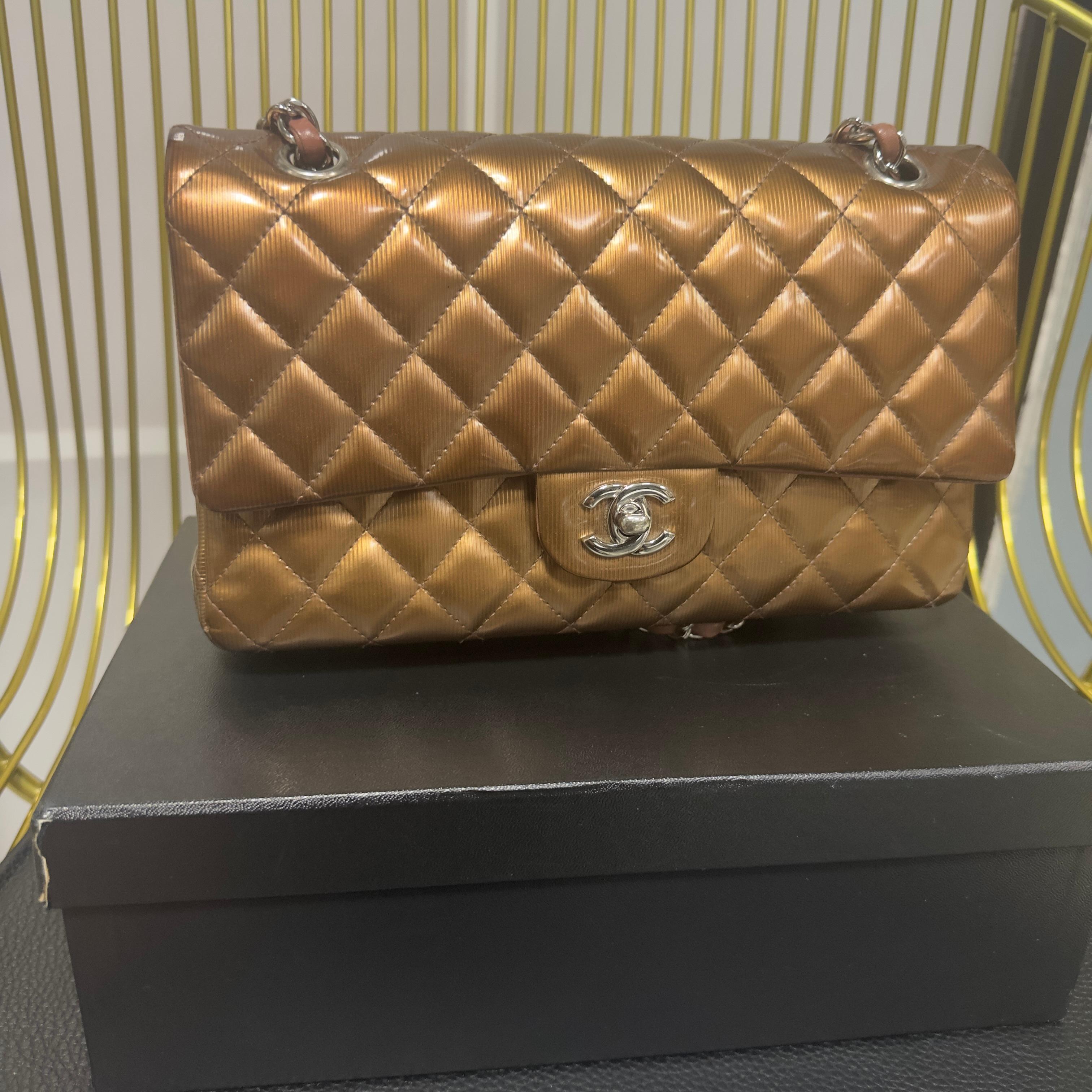 Sac à rabat classique Chanel en bronze métallique  - Collection 2012/2013 en vente