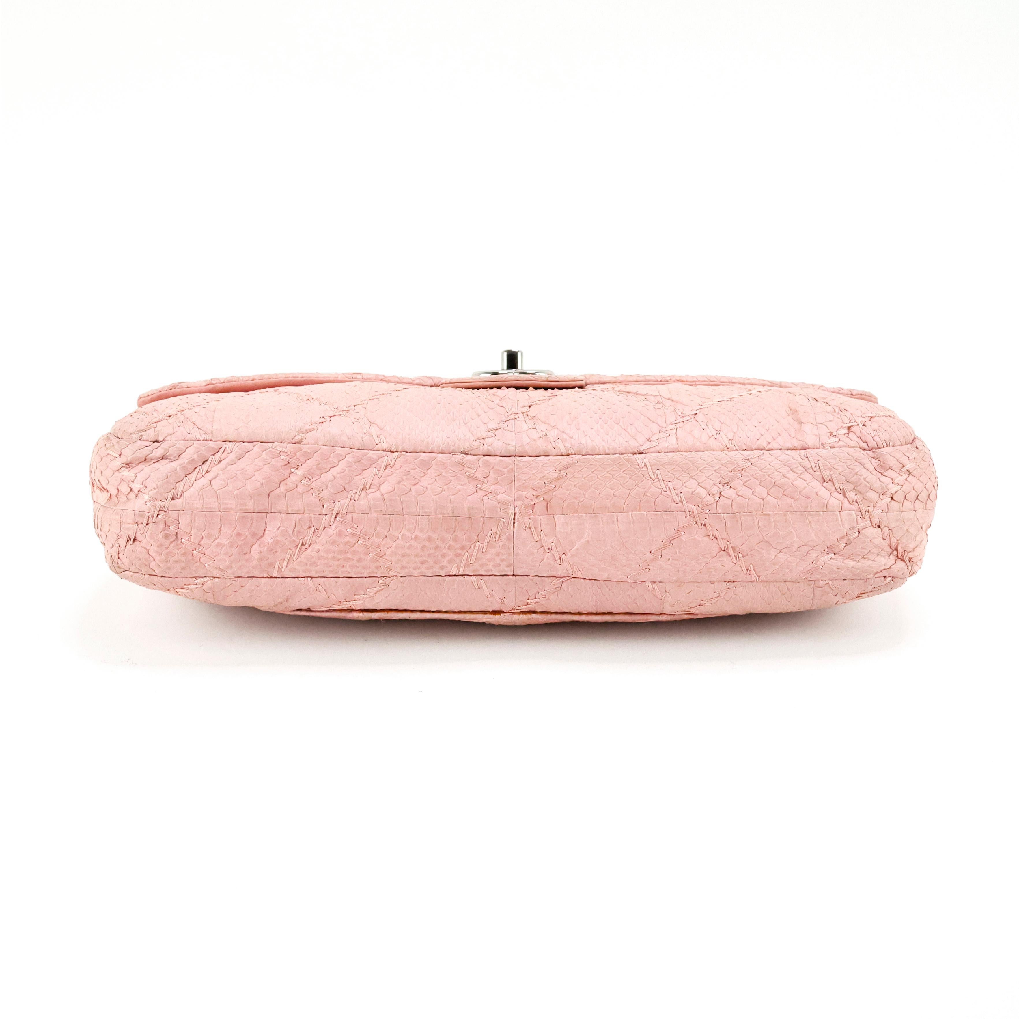 Chanel Classic Flap Bag in light pink Python leather In Good Condition For Sale In Bressanone, IT