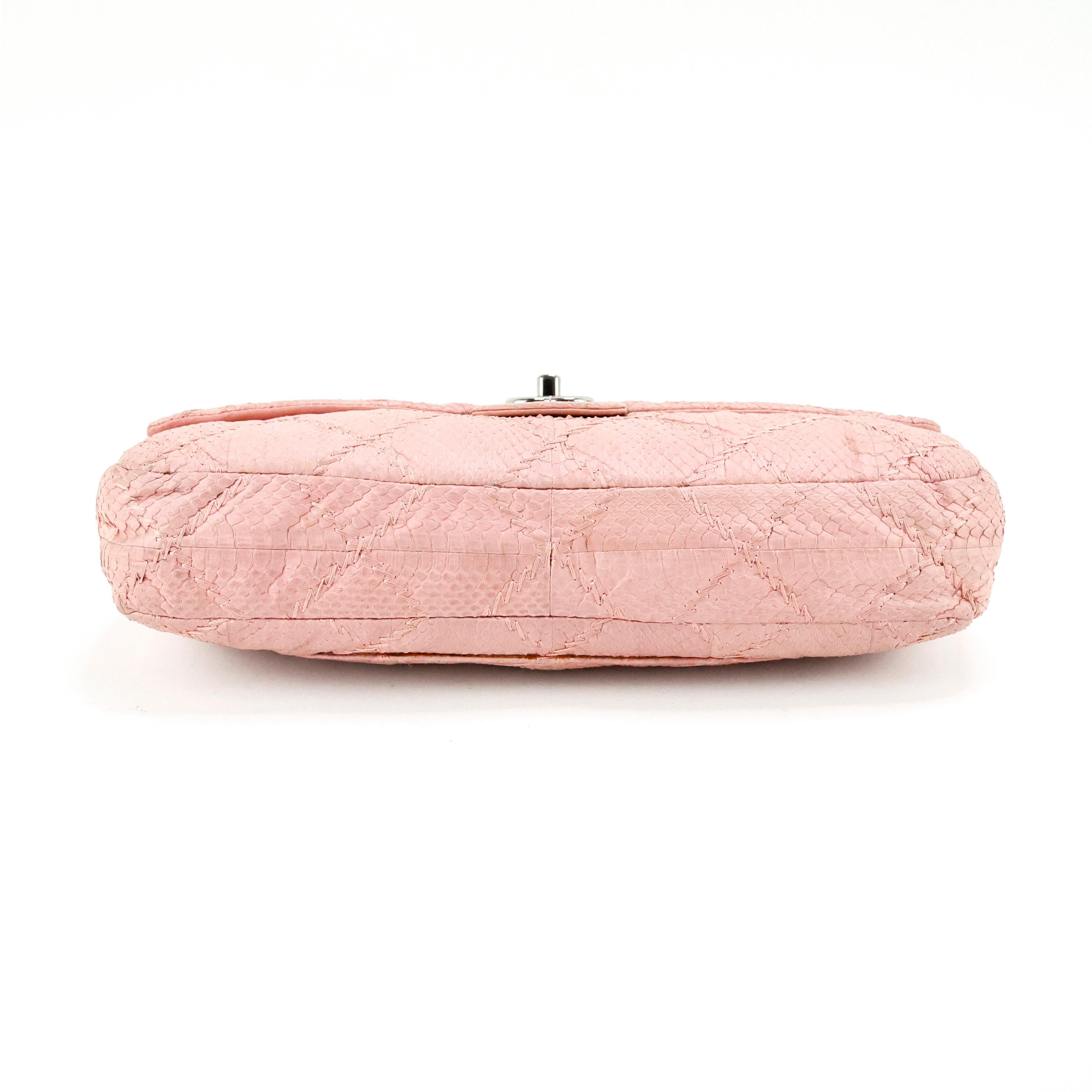 Chanel Classic Flap Bag in light pink Python leather In Good Condition For Sale In Bressanone, Trentino-Alto Adige