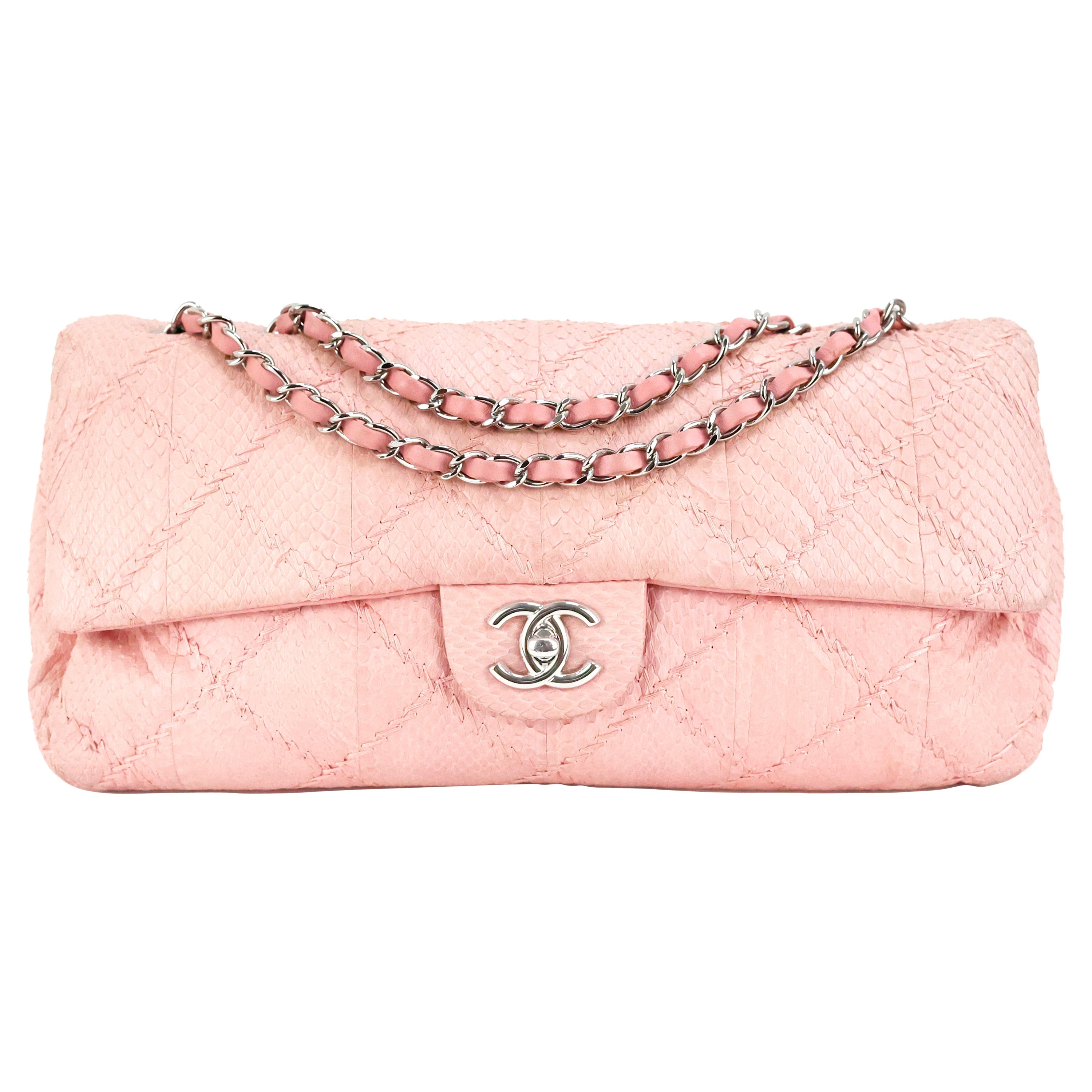 Sac à rabat Classic de Chanel en cuir de python rose pâle