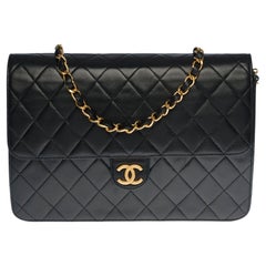 Chanel Classic Flap bag shoulder bag in black quilted lambskin and gold hardware