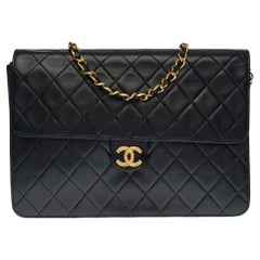 Chanel Classic Flap bag shoulder bag in black quilted lambskin and gold hardware