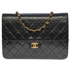 Chanel Classic Flap bag shoulder bag in black quilted lambskin and gold hardware