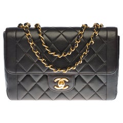 Chanel Classic Flap Bag Umhängetasche aus schwarzem gestepptem Lammfell und goldenen Beschlägen