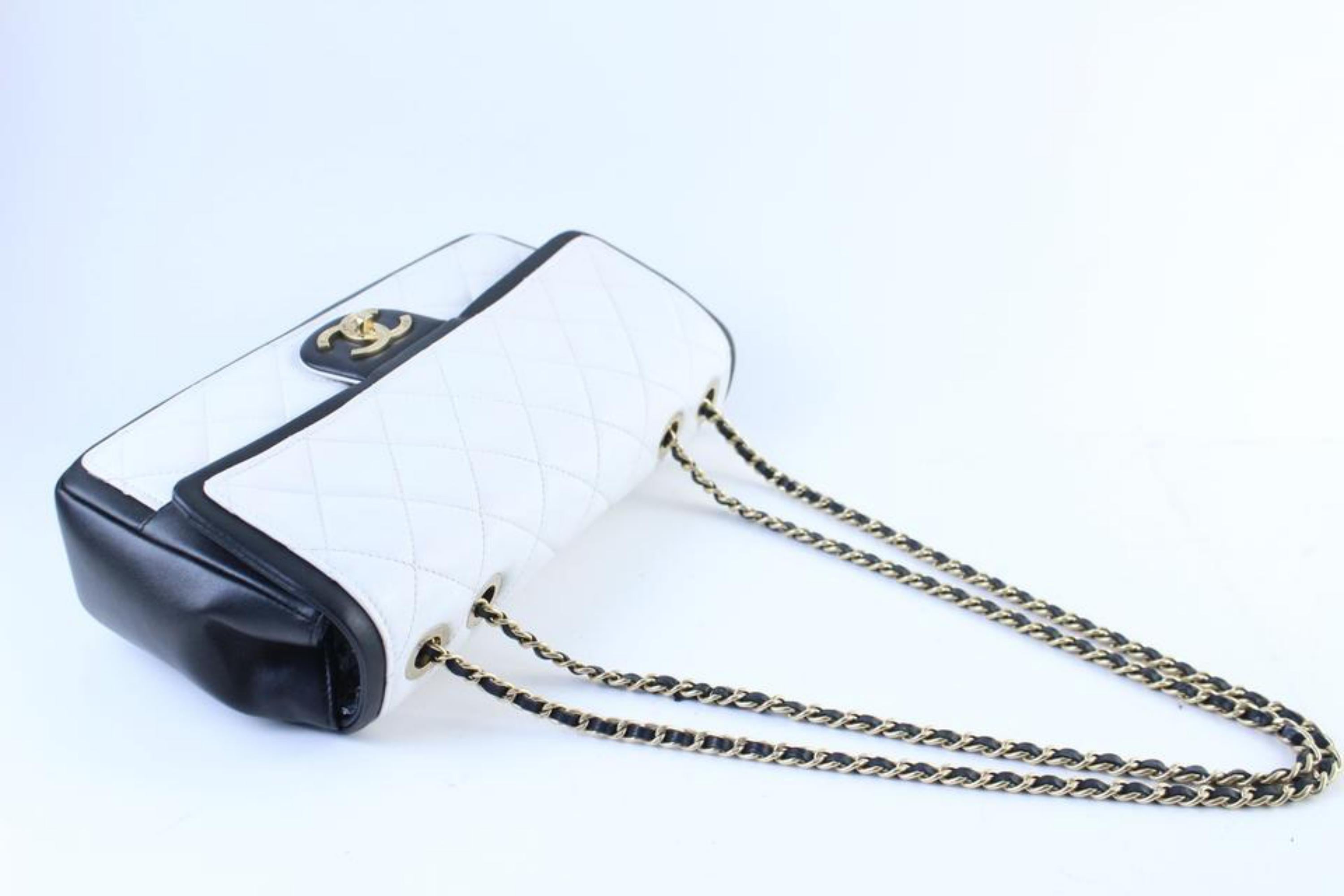 Women's Chanel Classic Flap Bicolor Jumbo 226011 Black X White Leather Shoulder Bag For Sale