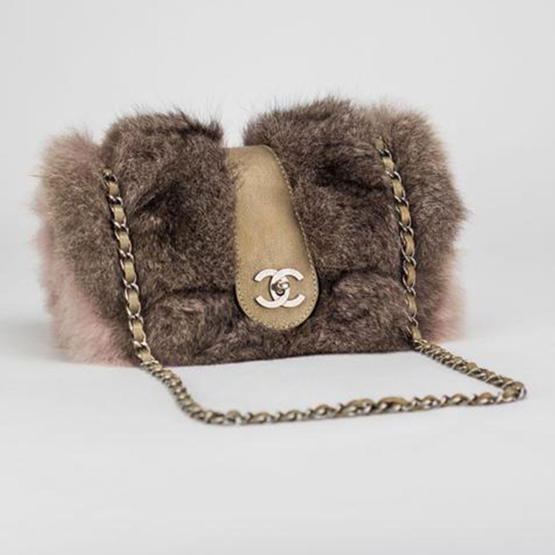 Pink brown Chanel fur with deerskin interior lining and aged silver hardware

2005 {VINTAGE 17 Years}

Interwoven chain

Interior center zipper pocket

Strap drop: Single 16” Double 9”

6” H x 10” W x 4” D

Made in Italy