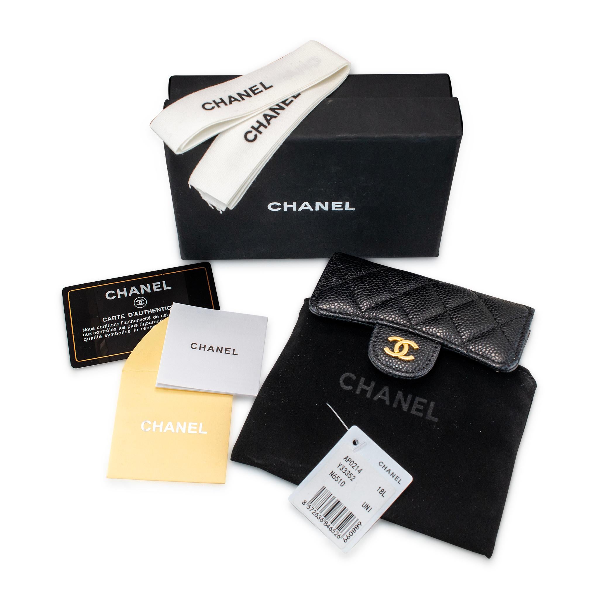 Chanel Classic Tarjetero con Solapa M6510 Cartera Compacta de Piel Caviar Oro Negro en venta 7