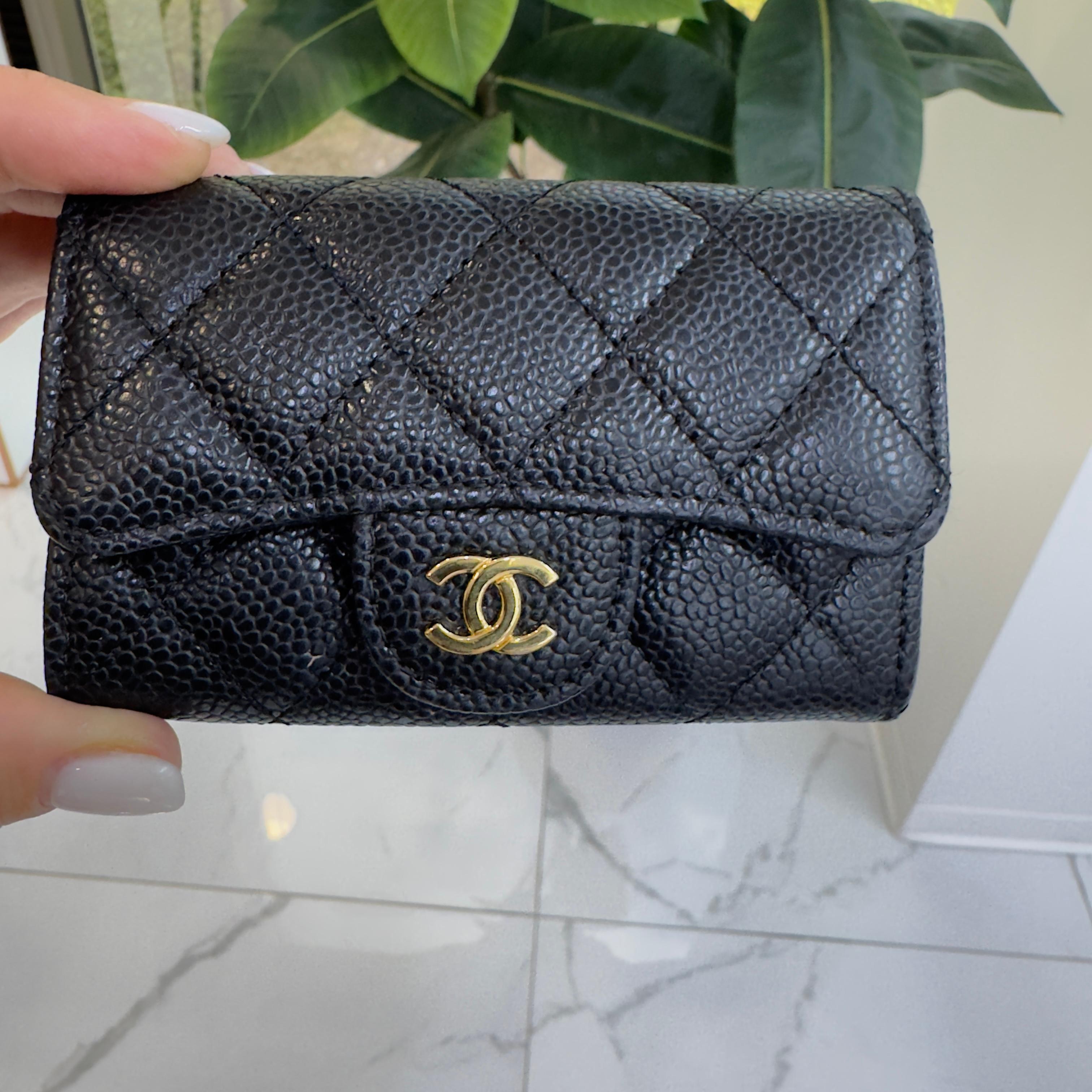 Chanel Classic Tarjetero con Solapa M6510 Cartera Compacta de Piel Caviar Oro Negro en venta 8