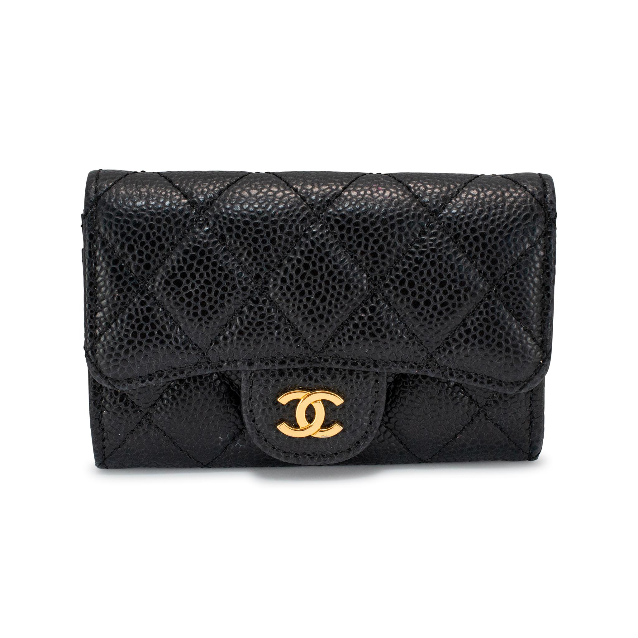 Marca: Chanel

Sexo: Señoras

Altura: 3,00 pulgadas

Anchura: 4,50 pulgadas

Peso: 61,36 gramos

Cartera compacta de piel de caviar negra Chanel Classic Flap Card Holder M6510. Grabado 