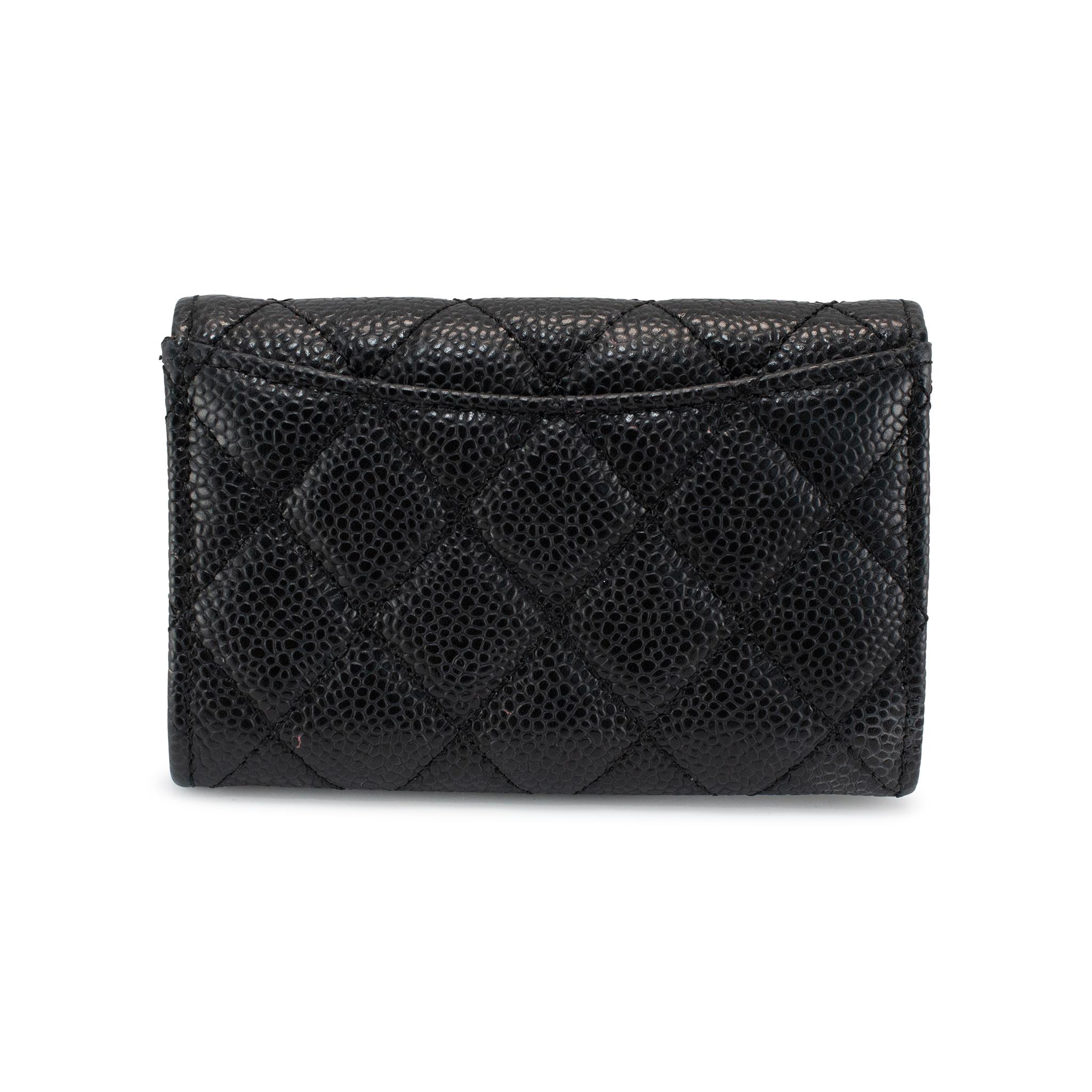 Chanel Classic Tarjetero con Solapa M6510 Cartera Compacta de Piel Caviar Oro Negro en Excelente estado para la venta en Houston, US