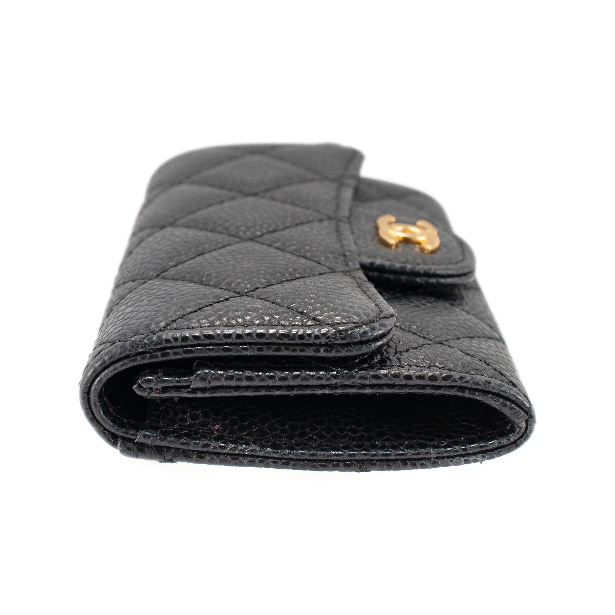 Chanel Classic Tarjetero con Solapa M6510 Cartera Compacta de Piel Caviar Oro Negro en venta 1