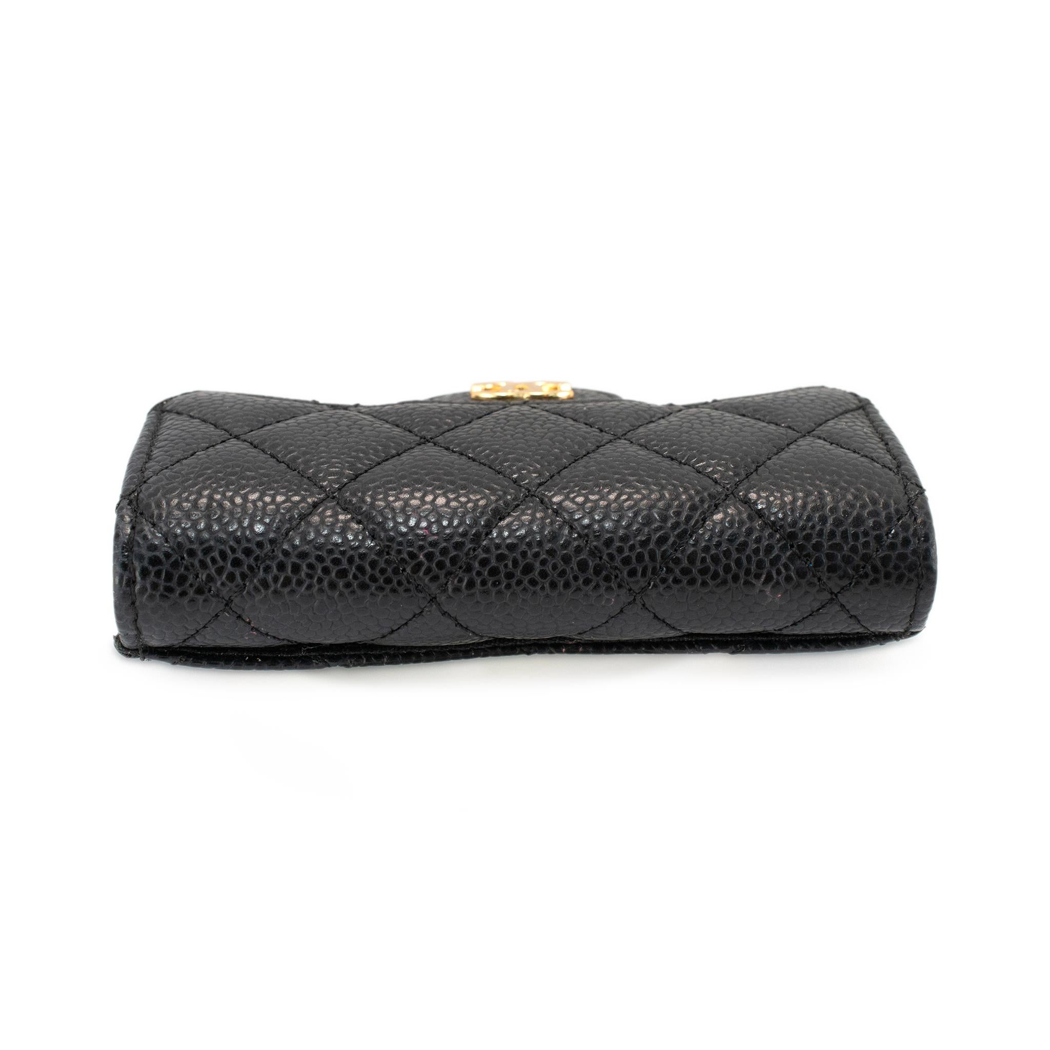 Chanel Classic Tarjetero con Solapa M6510 Cartera Compacta de Piel Caviar Oro Negro en venta 2