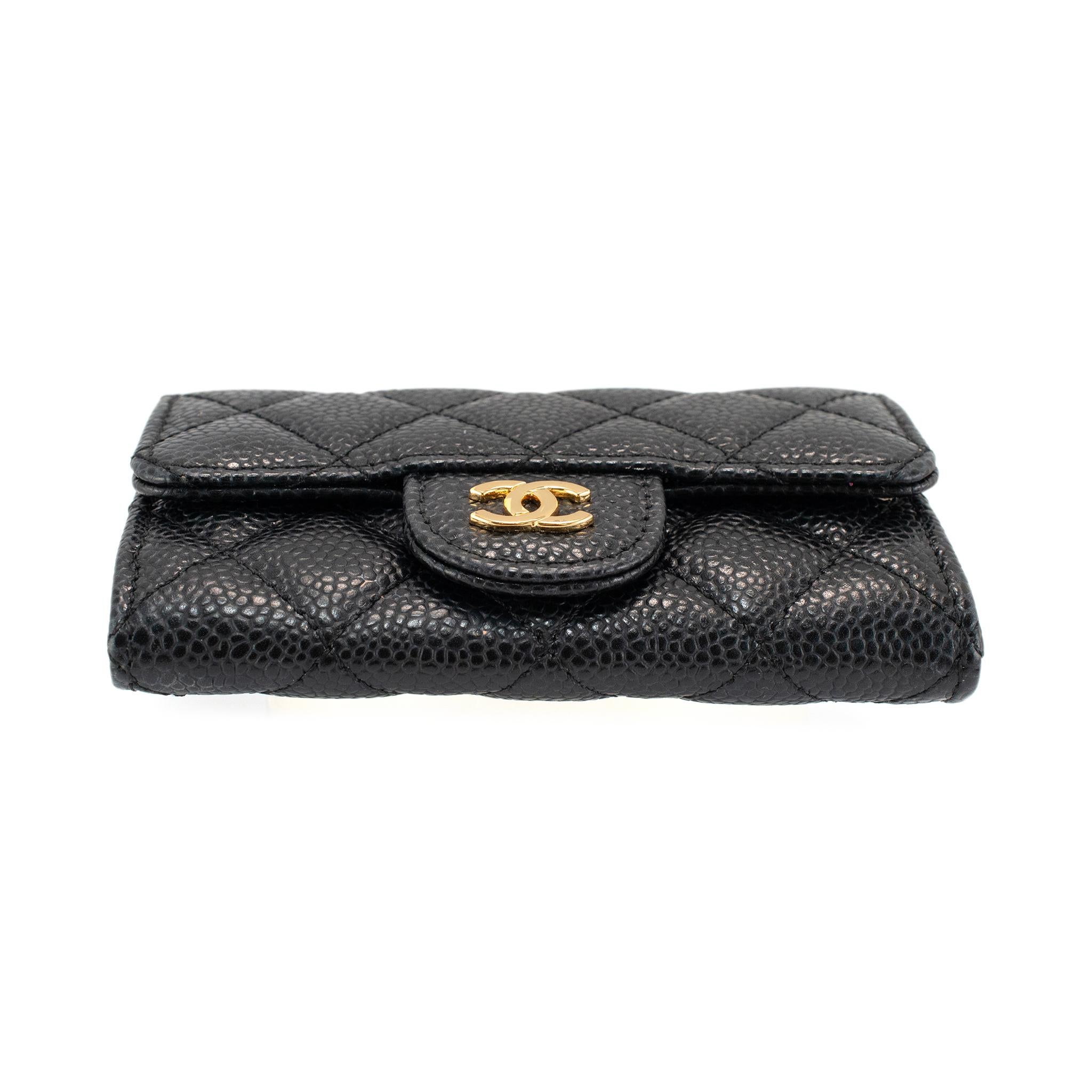Chanel Classic Tarjetero con Solapa M6510 Cartera Compacta de Piel Caviar Oro Negro en venta 3