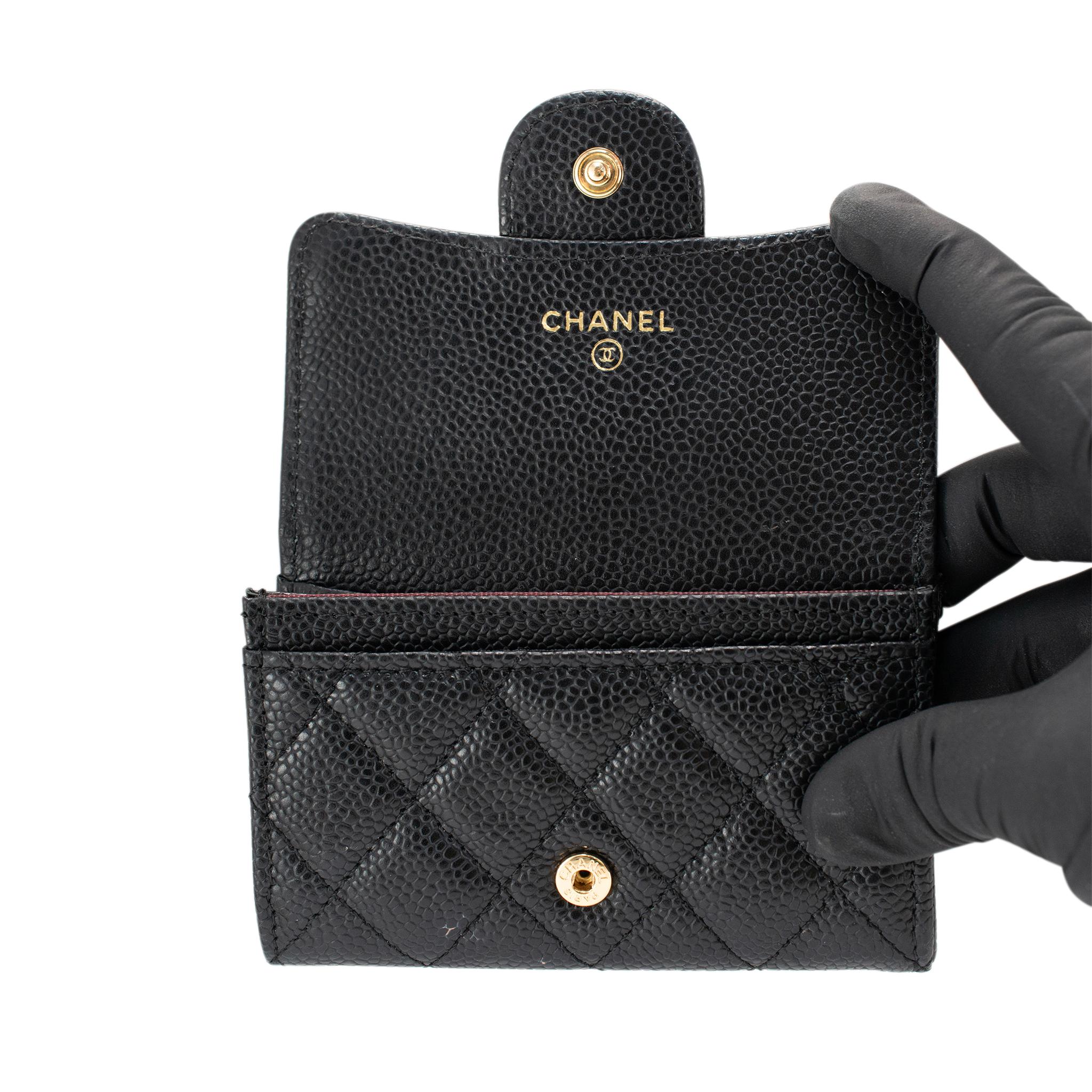 Chanel Classic Tarjetero con Solapa M6510 Cartera Compacta de Piel Caviar Oro Negro en venta 4