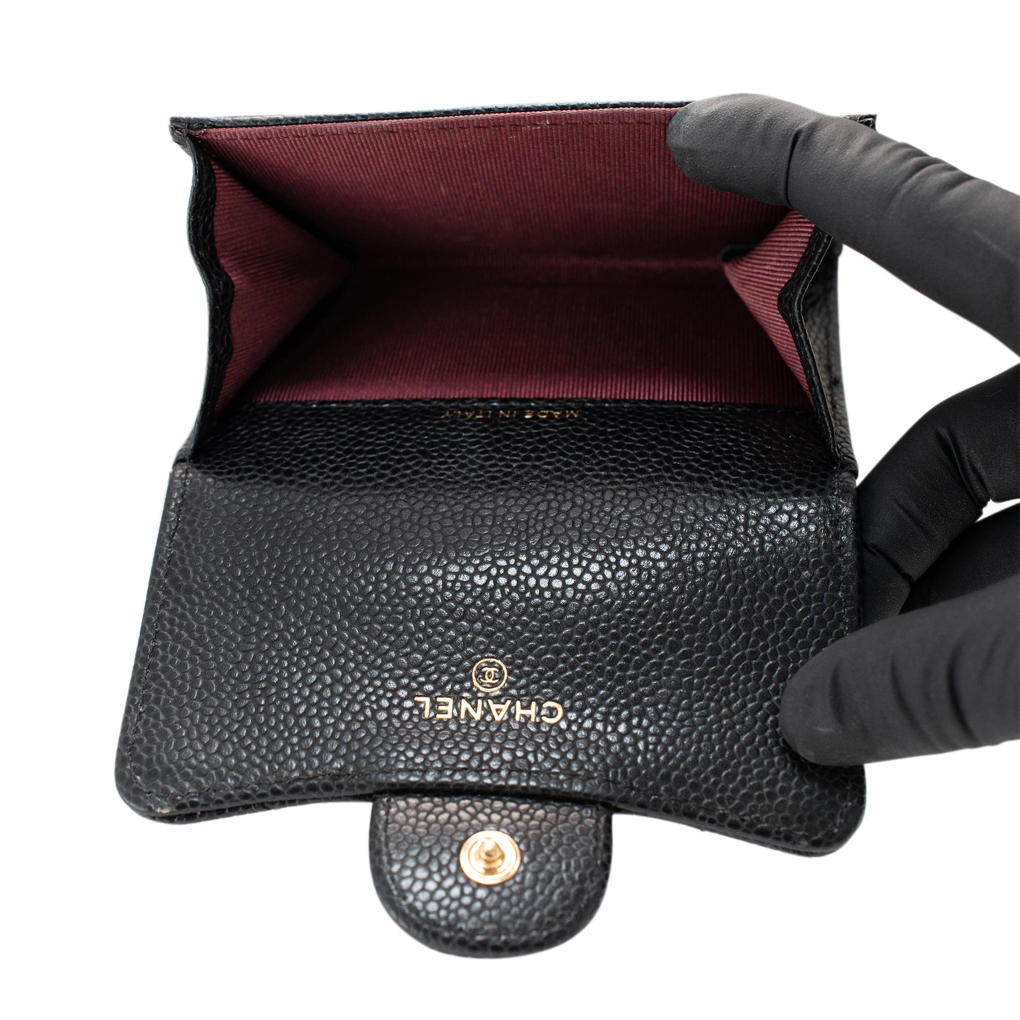 Chanel Classic Tarjetero con Solapa M6510 Cartera Compacta de Piel Caviar Oro Negro en venta 5