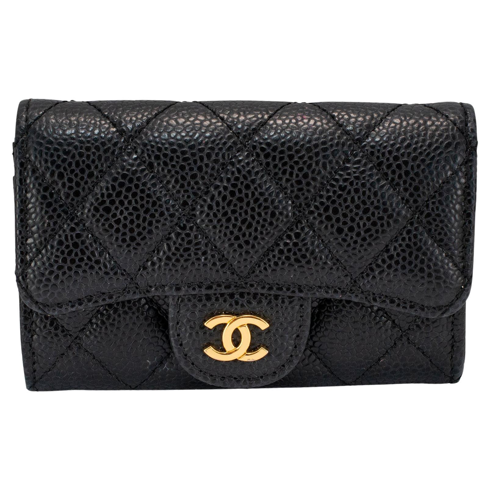 Chanel Classic Tarjetero con Solapa M6510 Cartera Compacta de Piel Caviar Oro Negro en venta