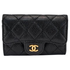 Chanel Classic Tarjetero con Solapa M6510 Cartera Compacta de Piel Caviar Oro Negro