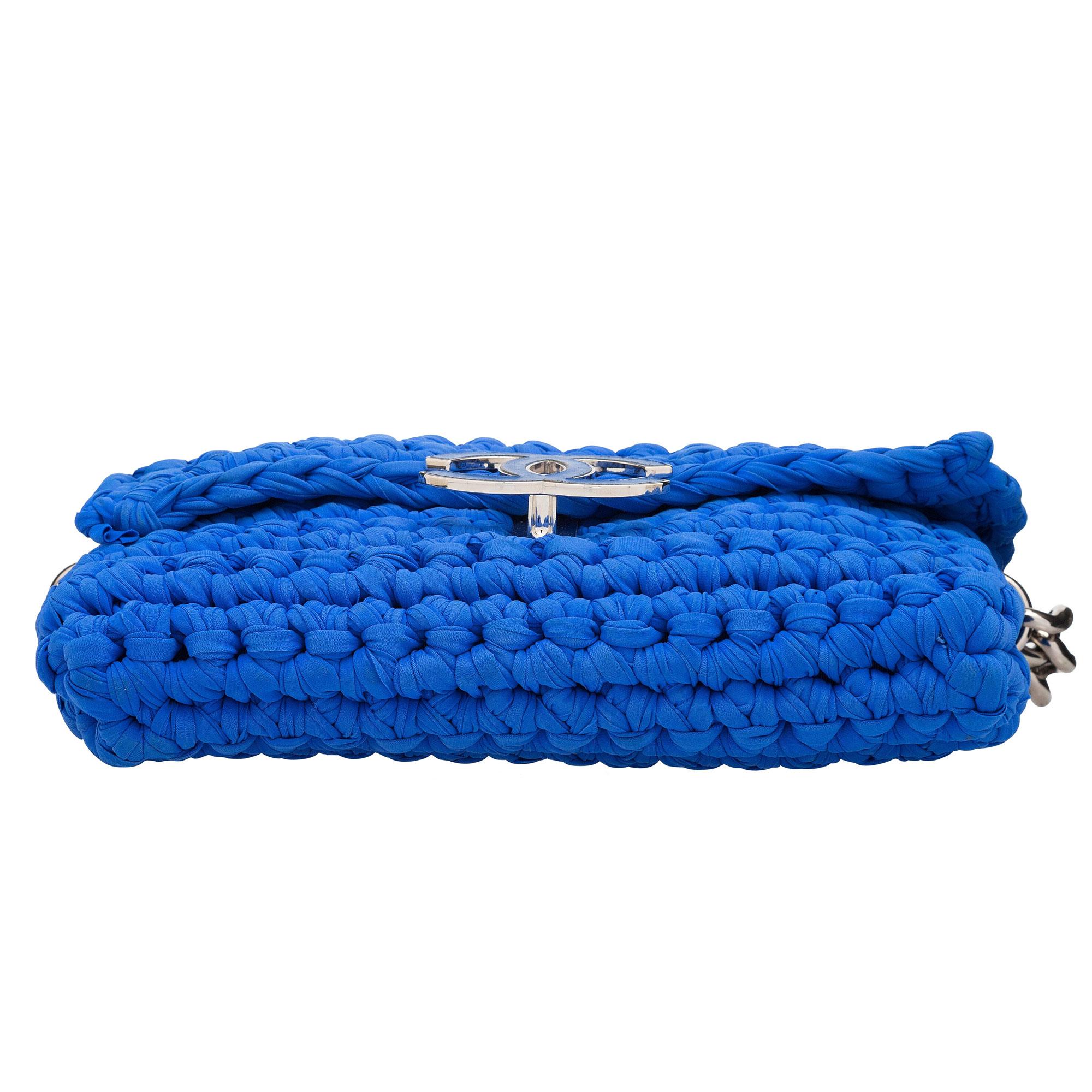 Chanel Classic Flap Electric Crochet Collectors Sac à bandoulière en tissu bleu en vente 5