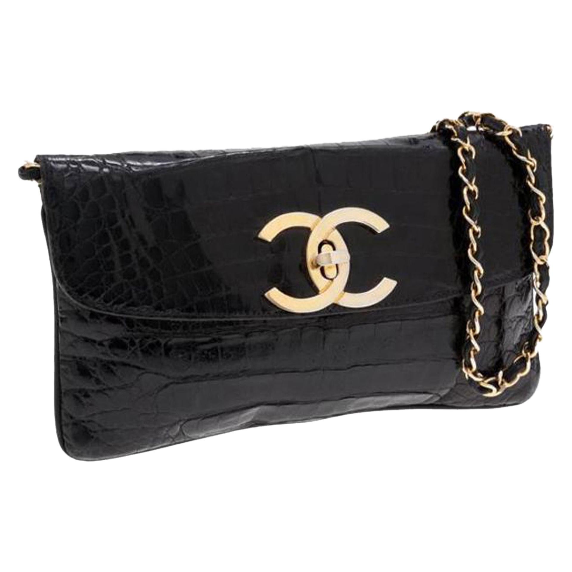 Small black Chanel crocodile envelope flap with vintage chain

1990 {VINTAGE 33 Years}
Vintage gold hardware
Interior black leather lining
Crocodile detail on chain
Zippered center pocket
Vintage male/female closure
Crocodile CC logo detail
Strap