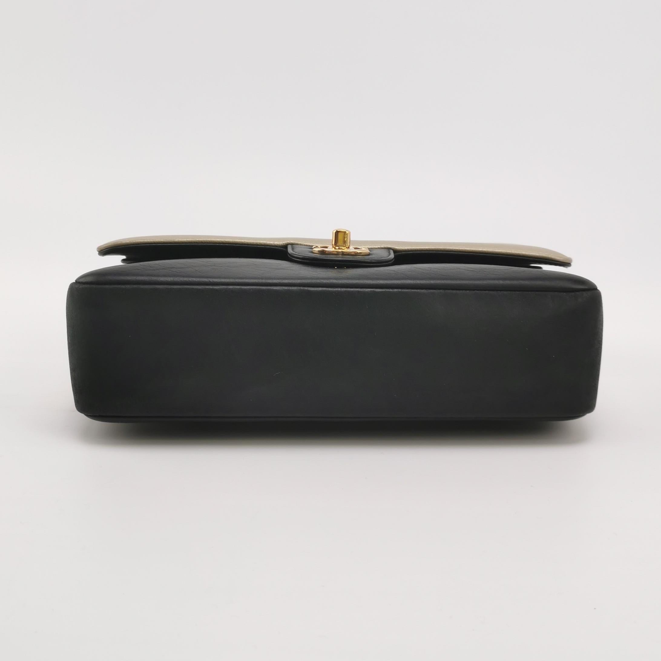 Chanel Classic Leather Cuir de veau noir et doré avec quincaillerie en or en vente 5