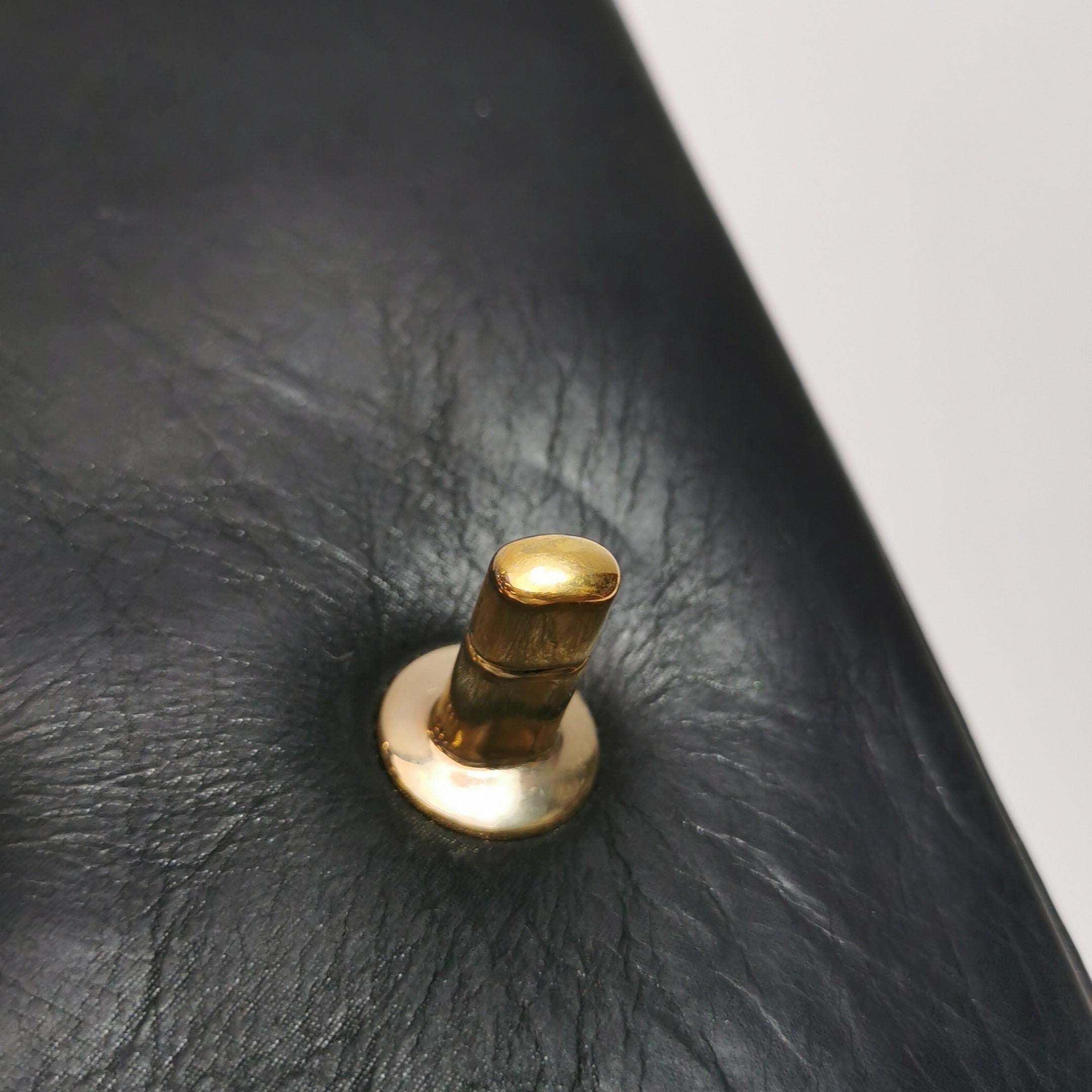 Chanel Classic Leather Cuir de veau noir et doré avec quincaillerie en or en vente 6
