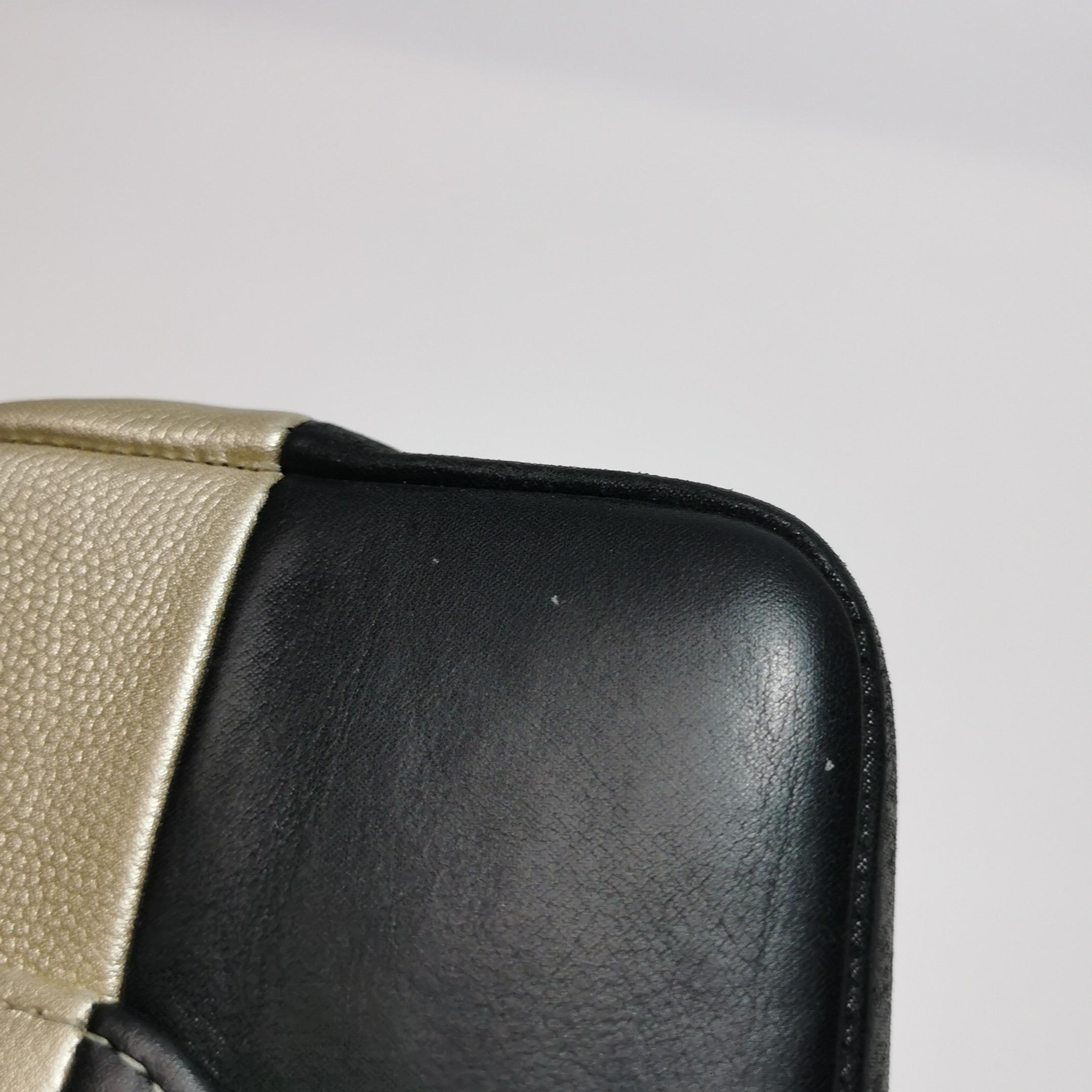 Chanel Classic Leather Cuir de veau noir et doré avec quincaillerie en or en vente 7
