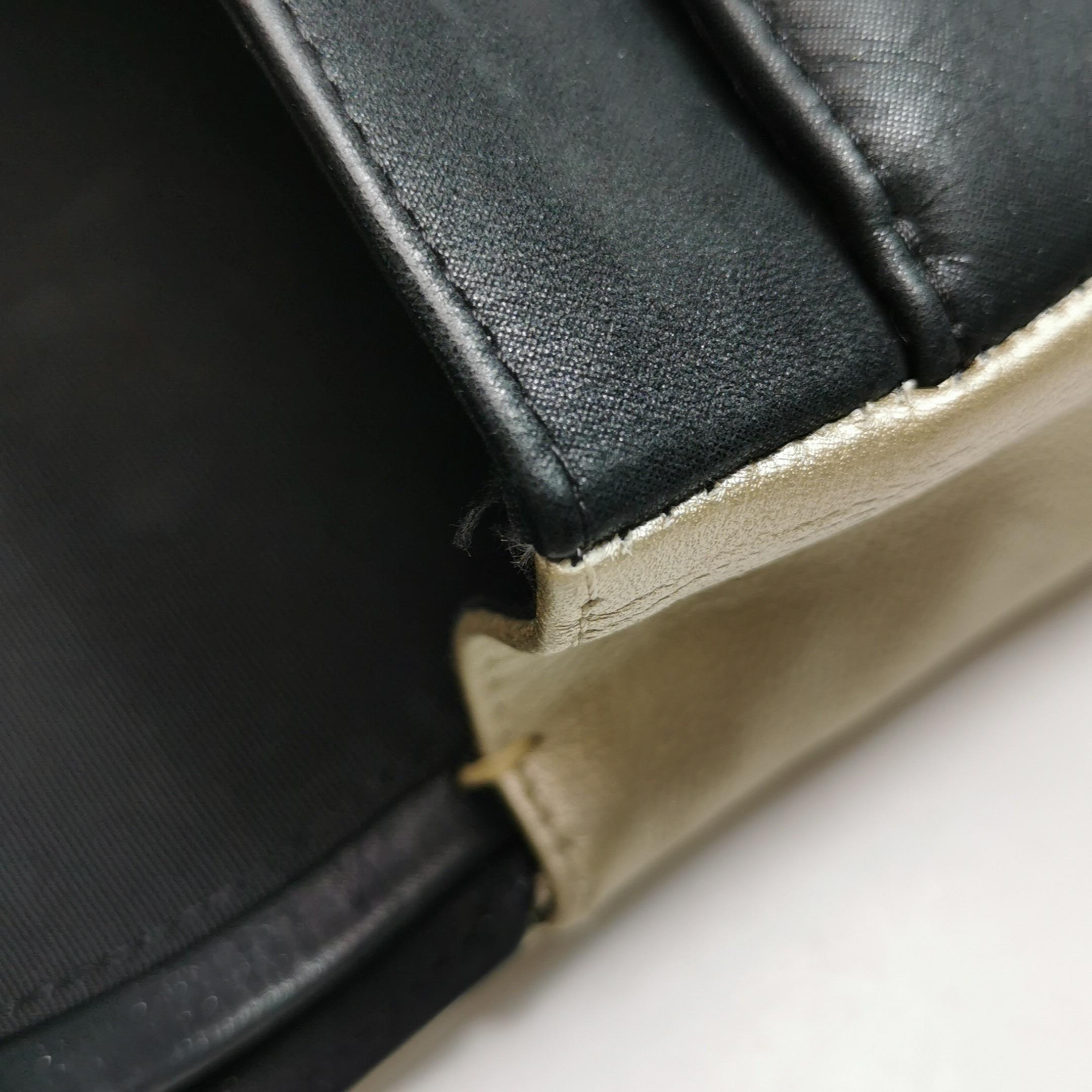 Chanel Classic Leather Cuir de veau noir et doré avec quincaillerie en or en vente 8