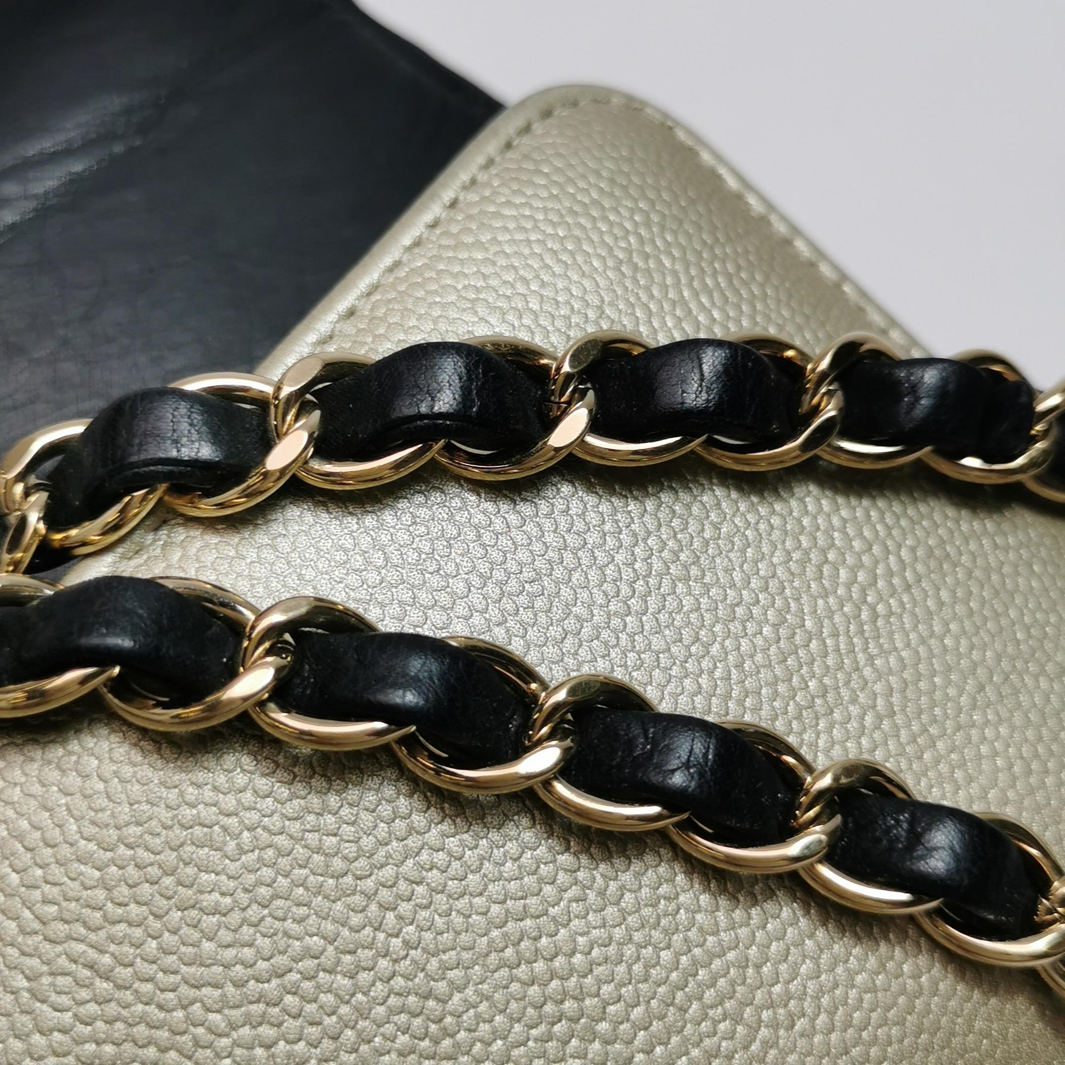 Chanel Classic Leather Cuir de veau noir et doré avec quincaillerie en or en vente 9