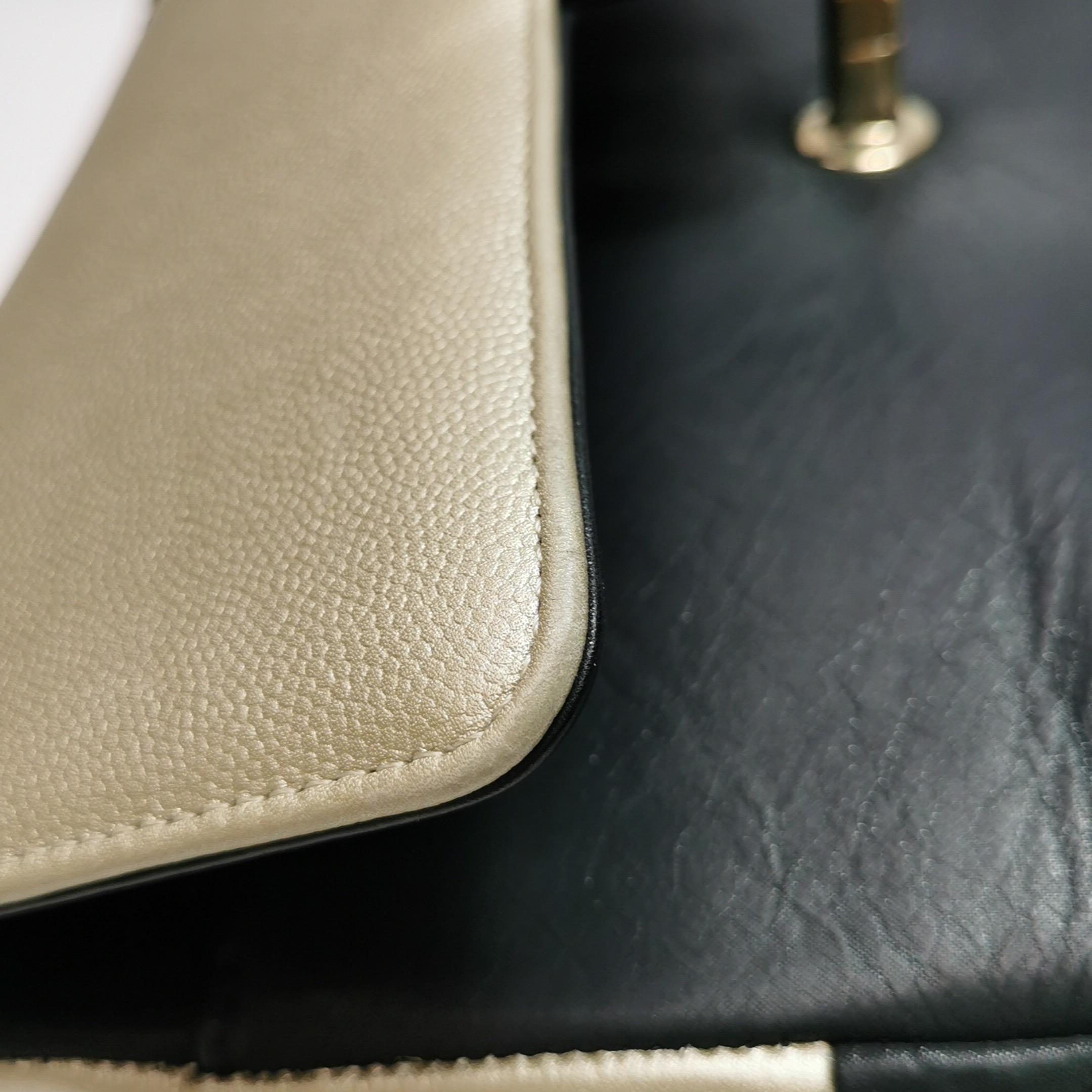 Chanel Classic Leather Cuir de veau noir et doré avec quincaillerie en or en vente 10