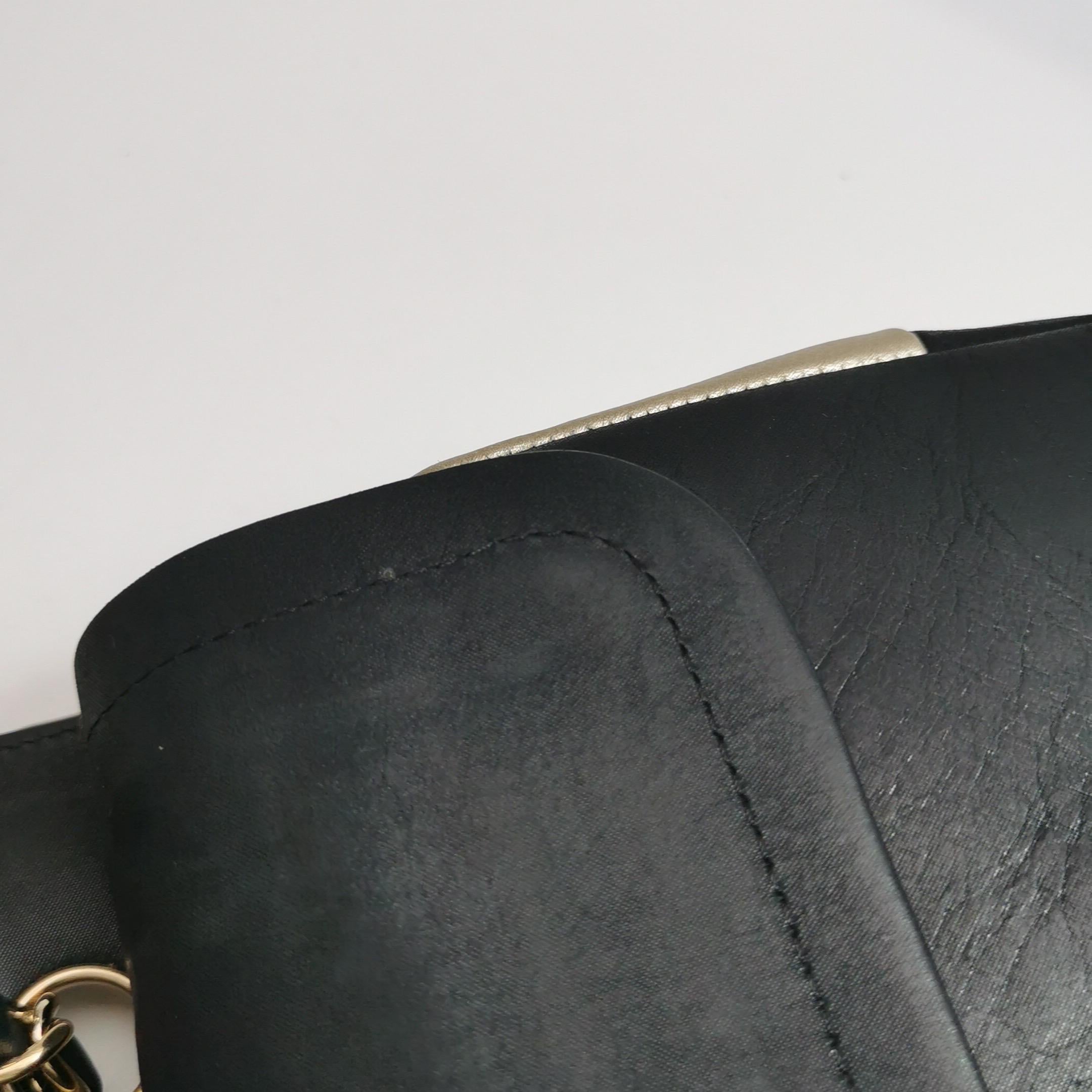 Chanel Classic Leather Cuir de veau noir et doré avec quincaillerie en or en vente 11