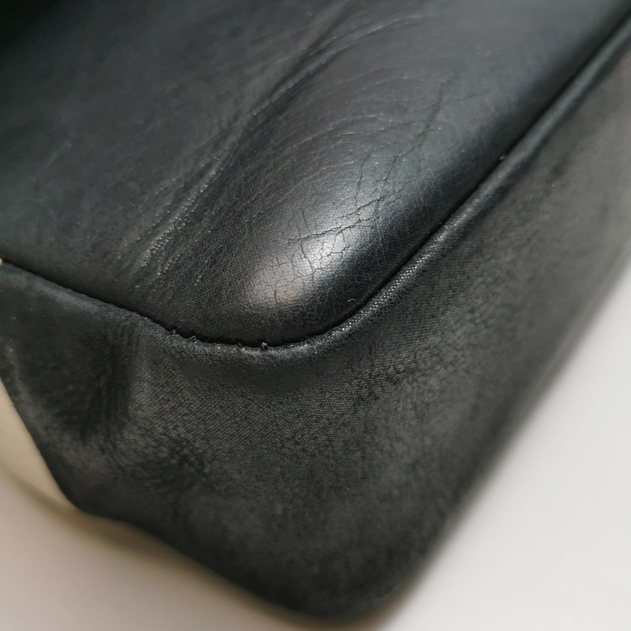 Chanel Classic Leather Cuir de veau noir et doré avec quincaillerie en or en vente 12
